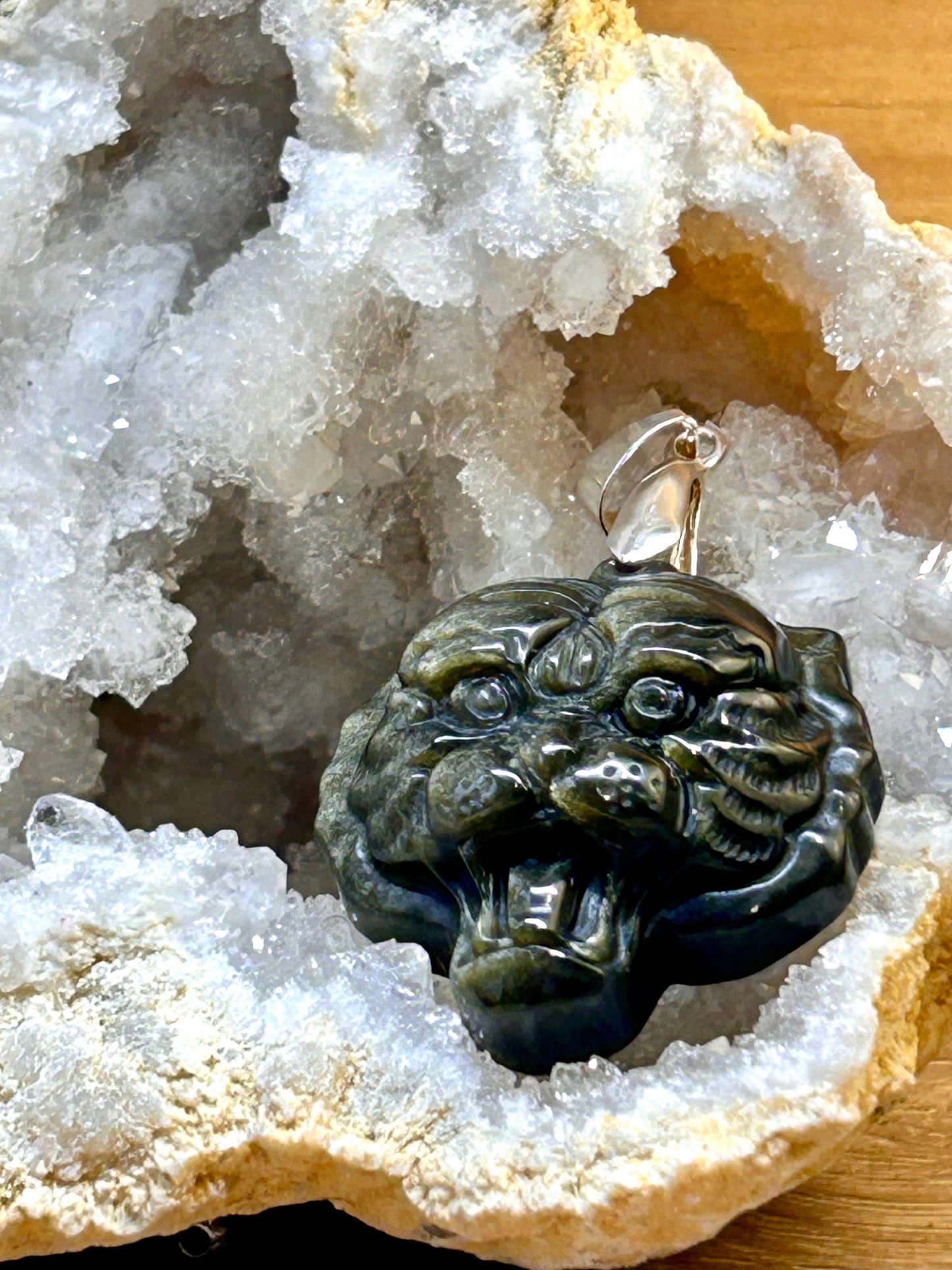 Pendentif tigre en obsidienne dorée