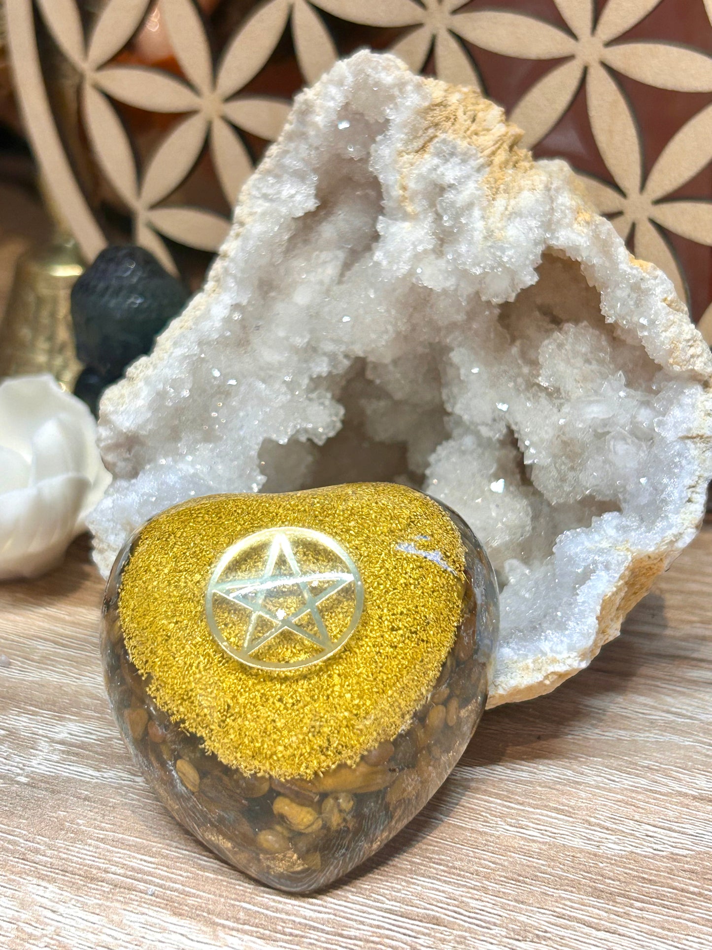 Orgonite en forme de cœur pentacle et œil de tigre