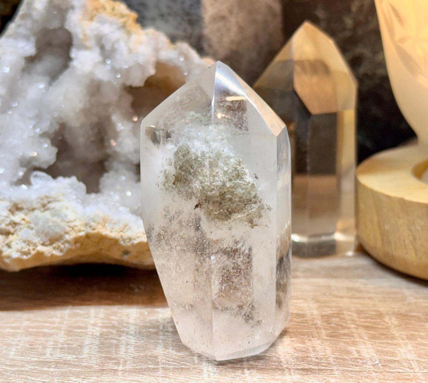 Pointe de quartz blanc avec inclusions