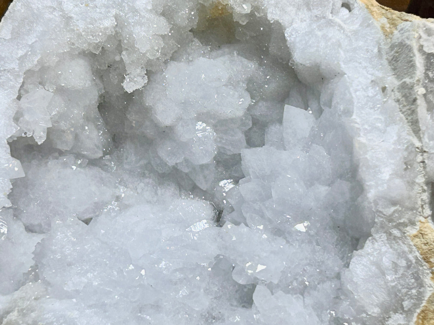 Demie géode de quartz cristal