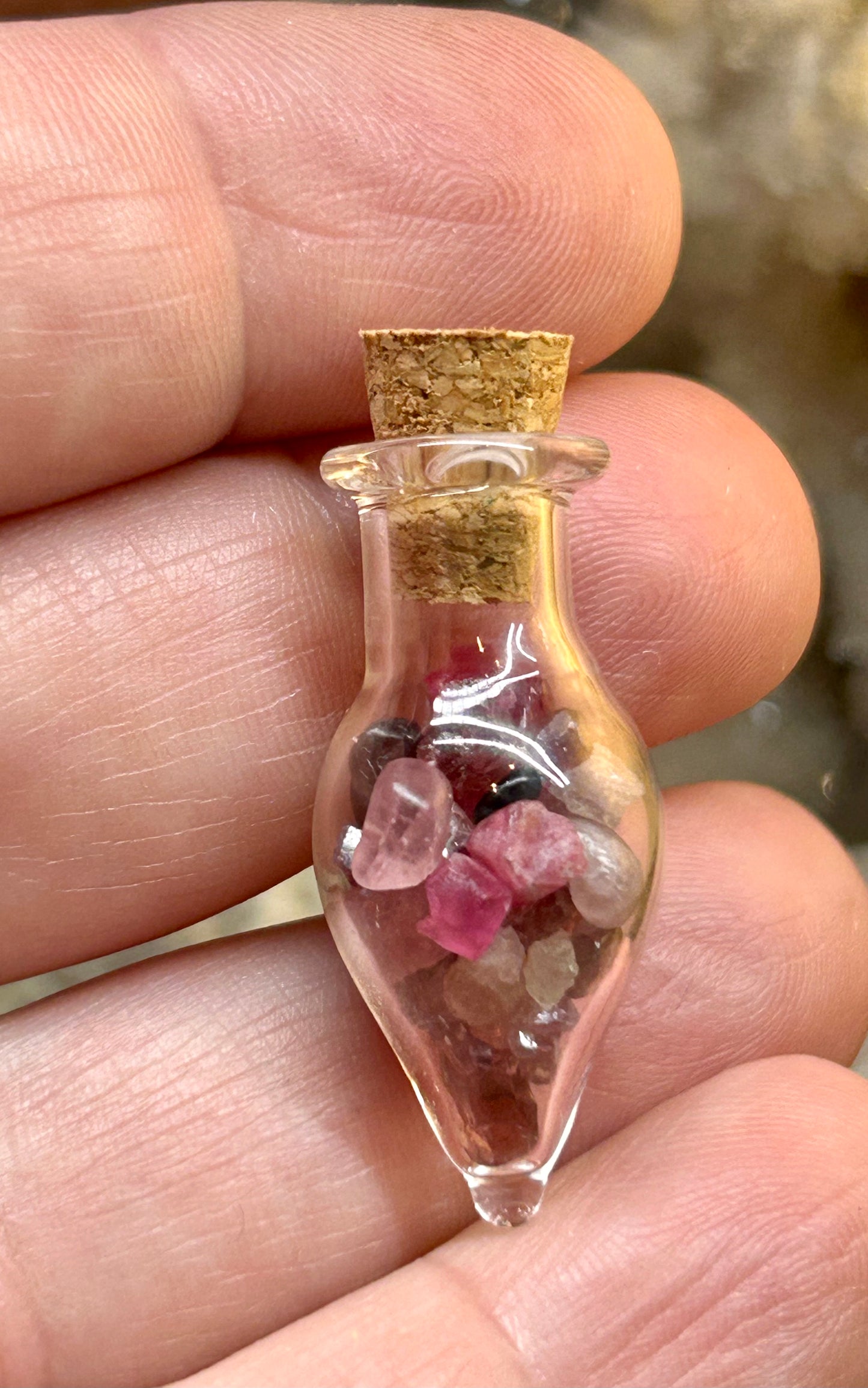 Petite fiole en verre de spinelle rouge