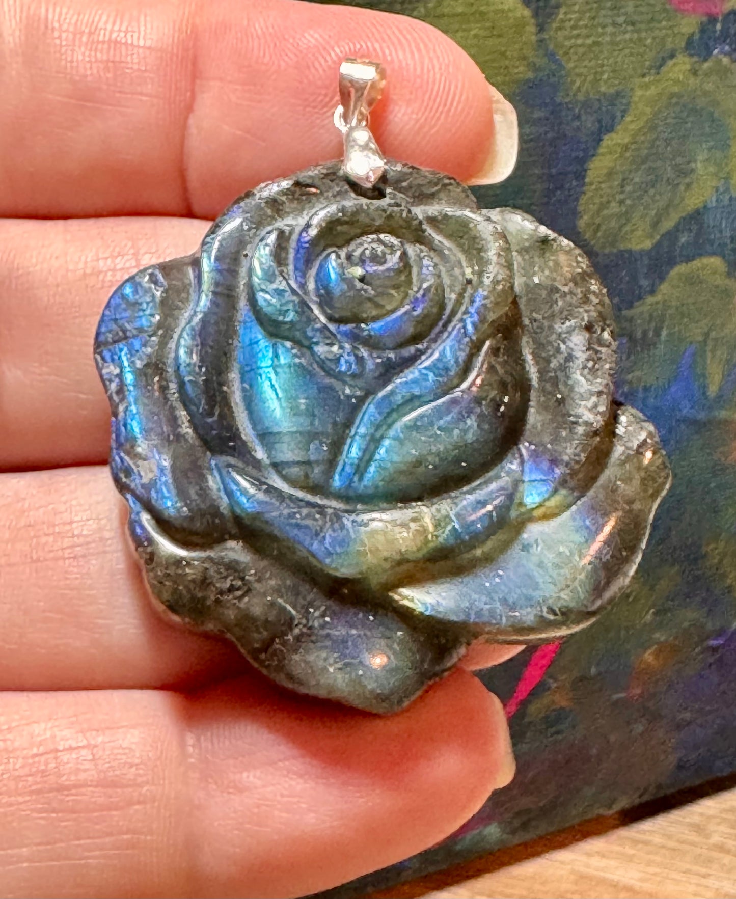 Pendentif rose en labradorite