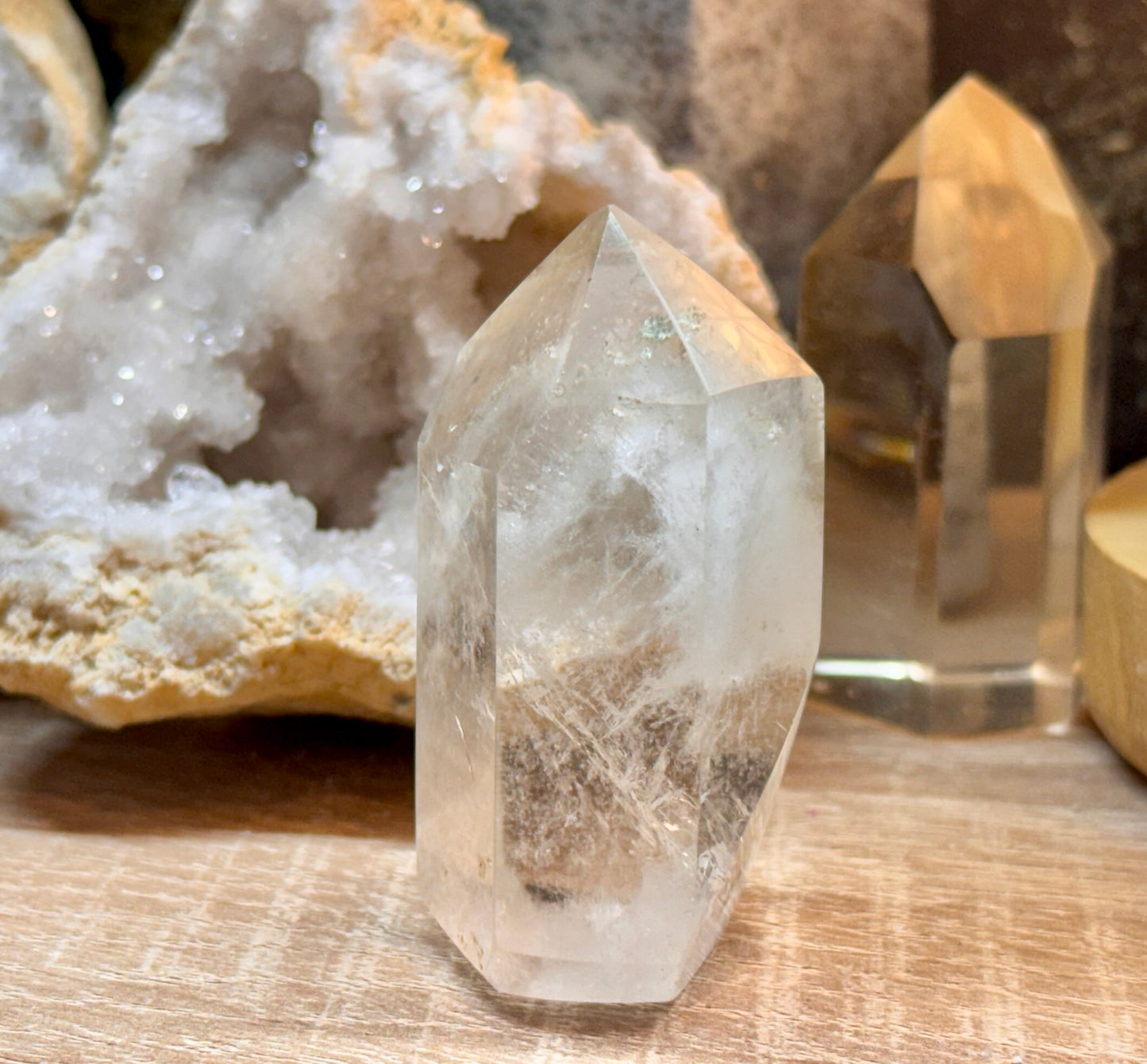 Pointe de quartz blanc avec inclusions