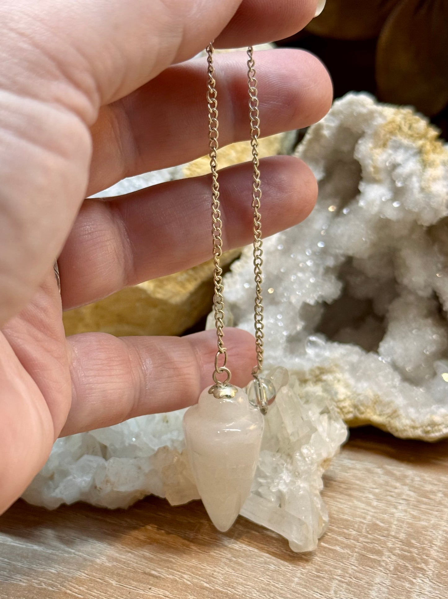 Pendule en quartz blanc laiteux