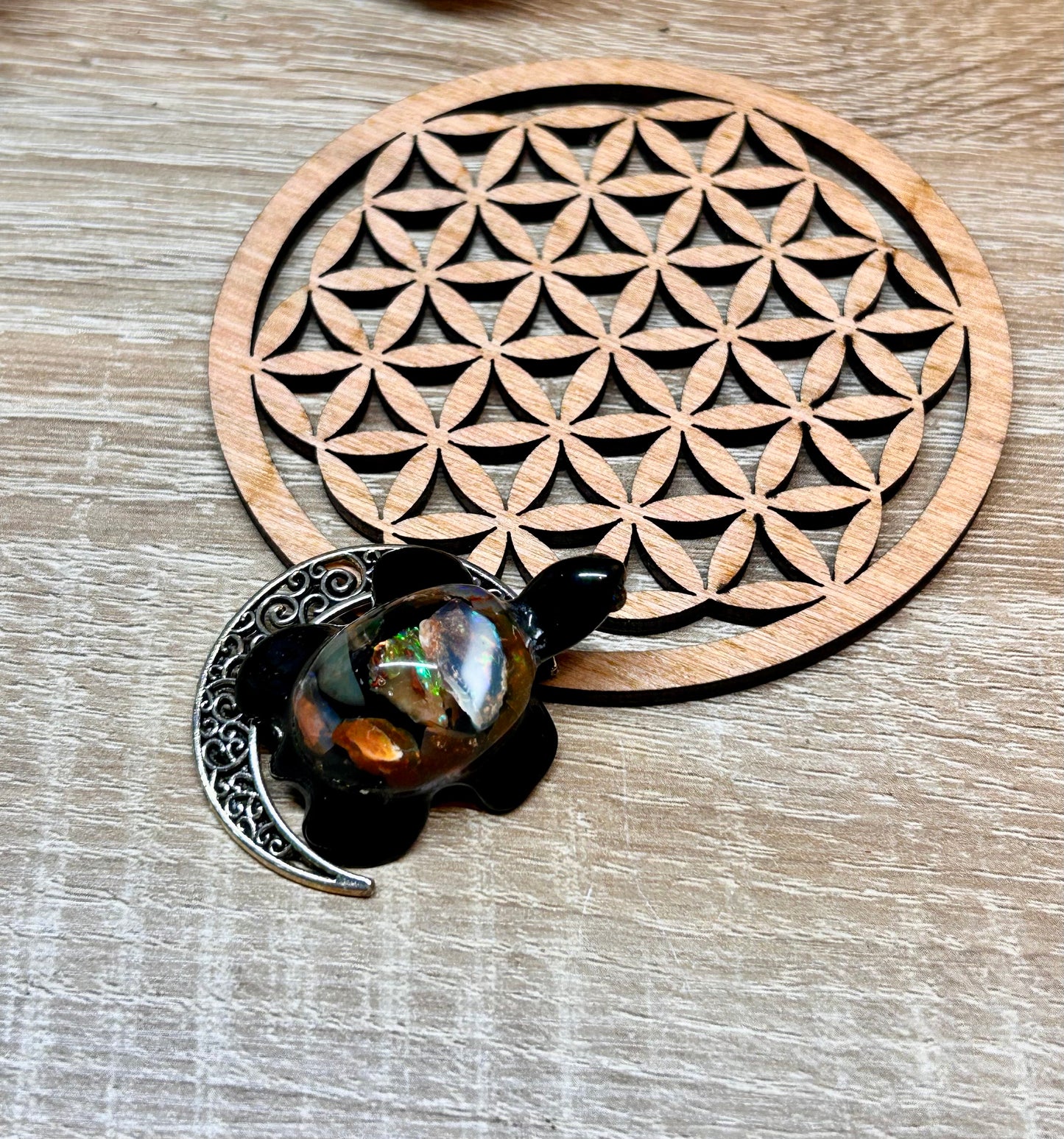 Pendentif tortue en résine et opale wello