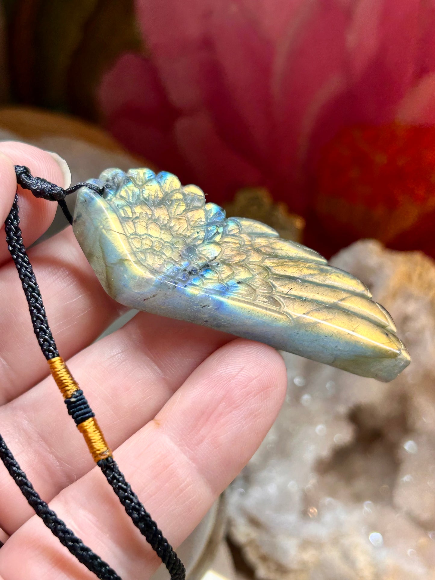 Aile d’ange en labradorite sur cordon ajustable