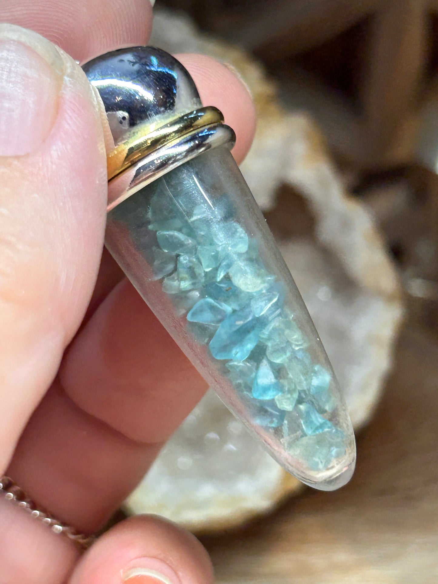 Pendule en Apatite avec résine et métal