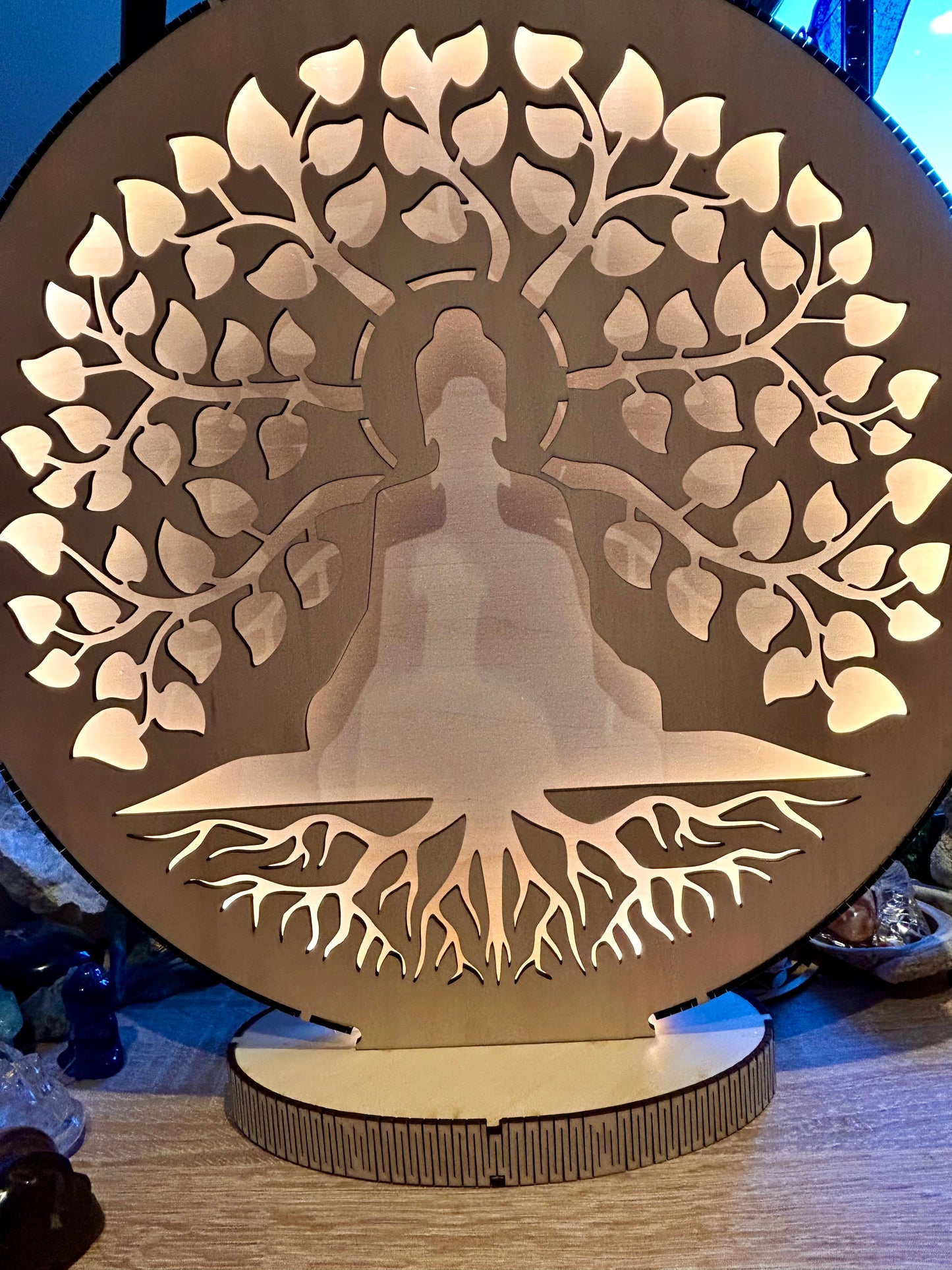 Silhouette de bouddha au pied d’un arbre