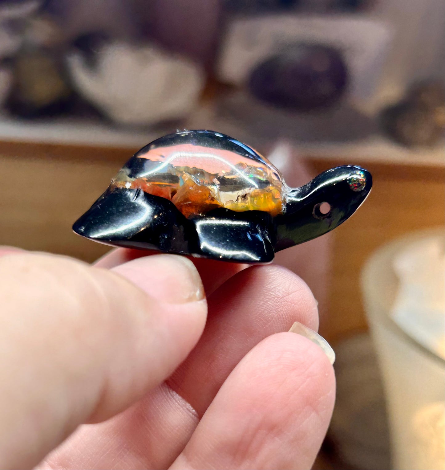 Pendentif tortue en résine et opale wello