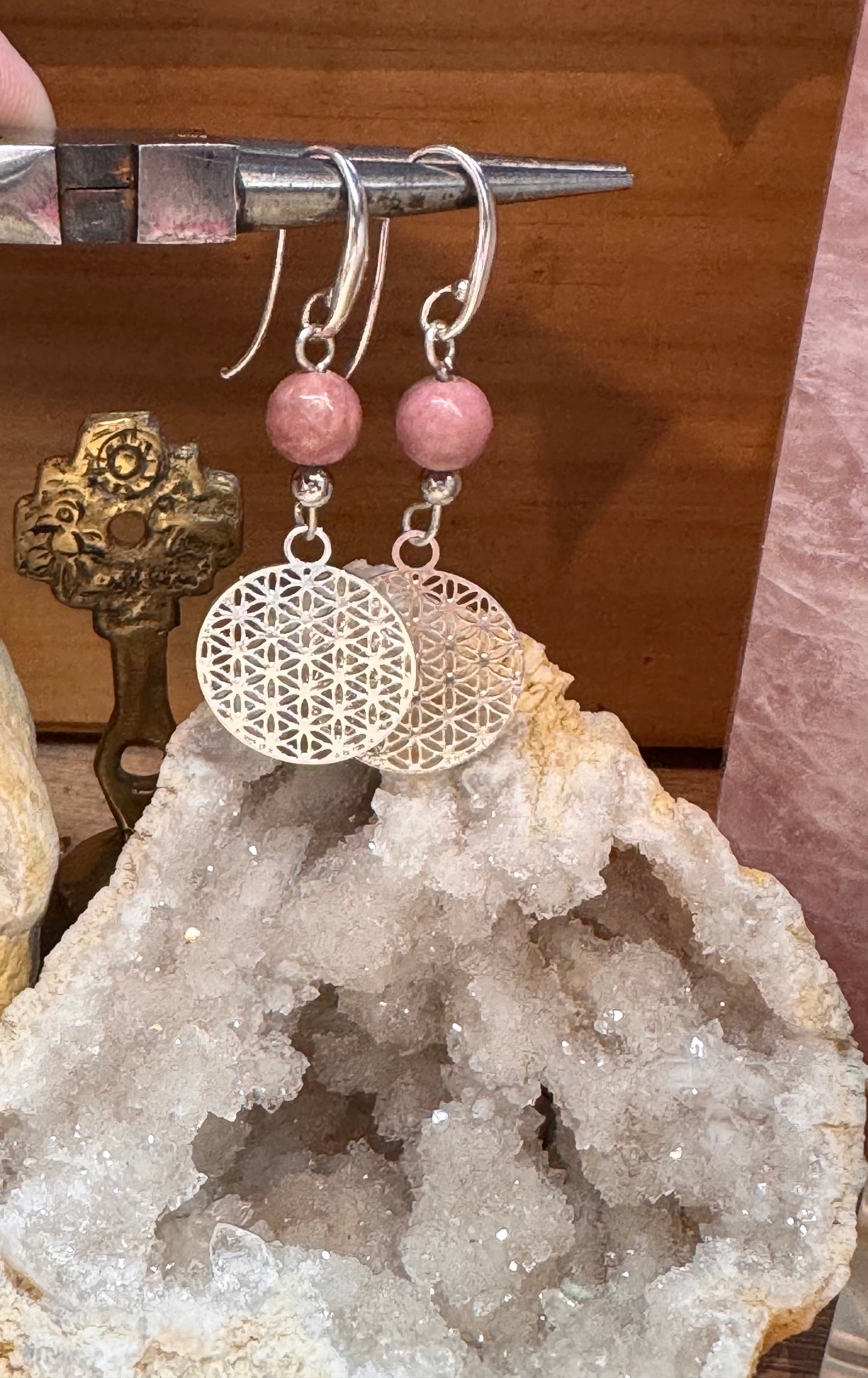 Boucles d’oreilles en argent avec rhodonite et fleur de vie