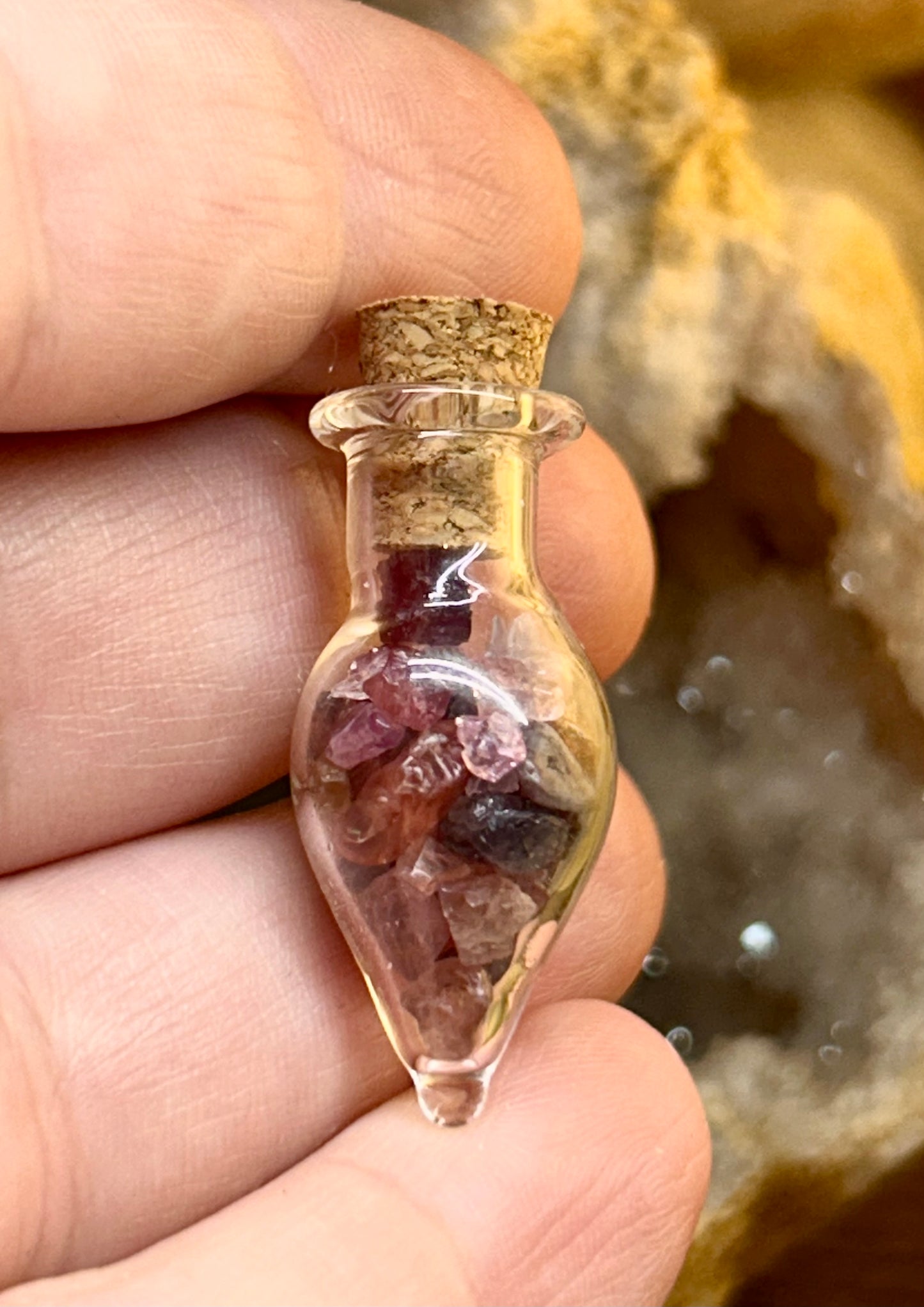 Petite fiole en verre de spinelle rouge