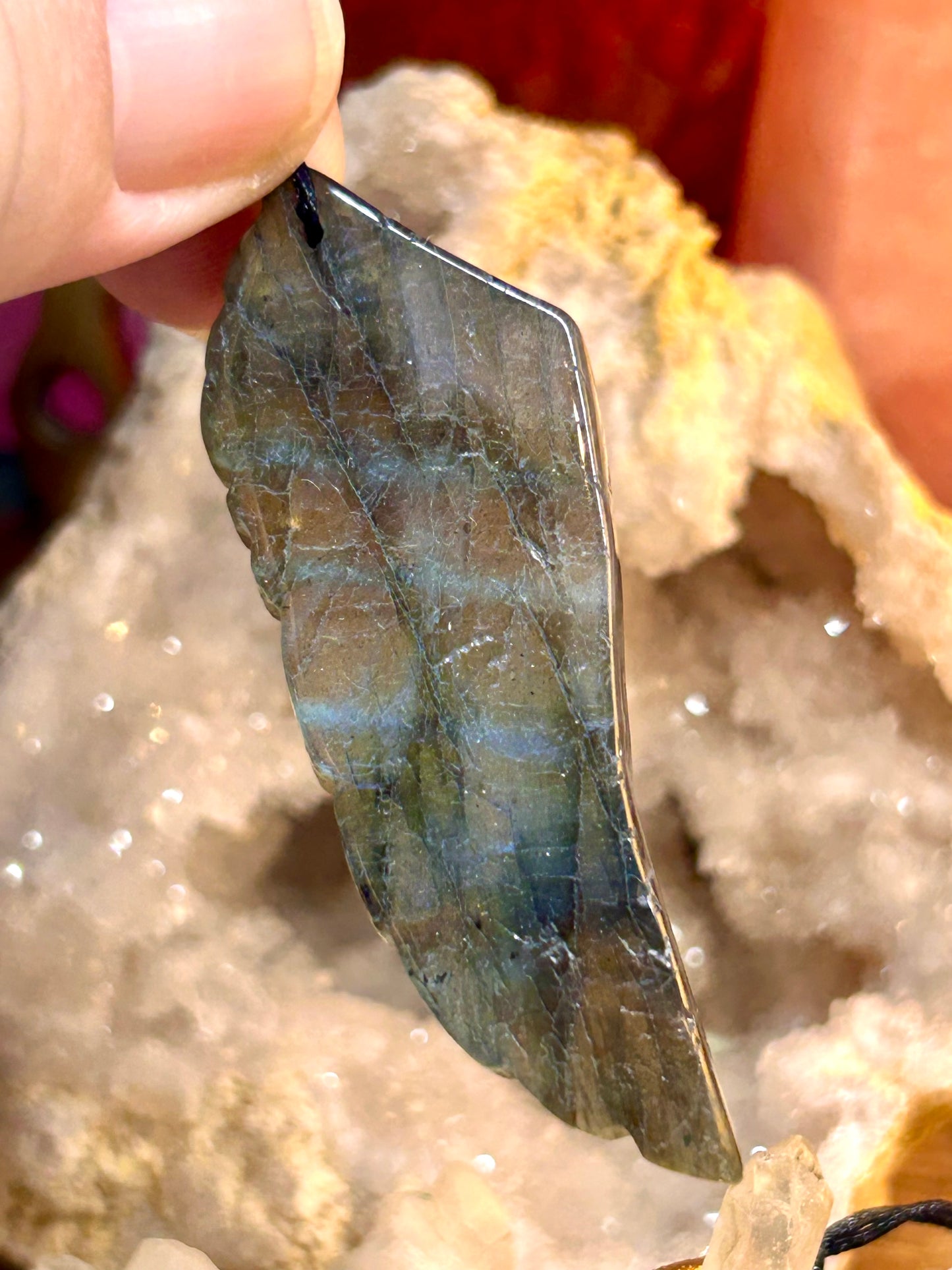 Aile d’ange en labradorite sur cordon