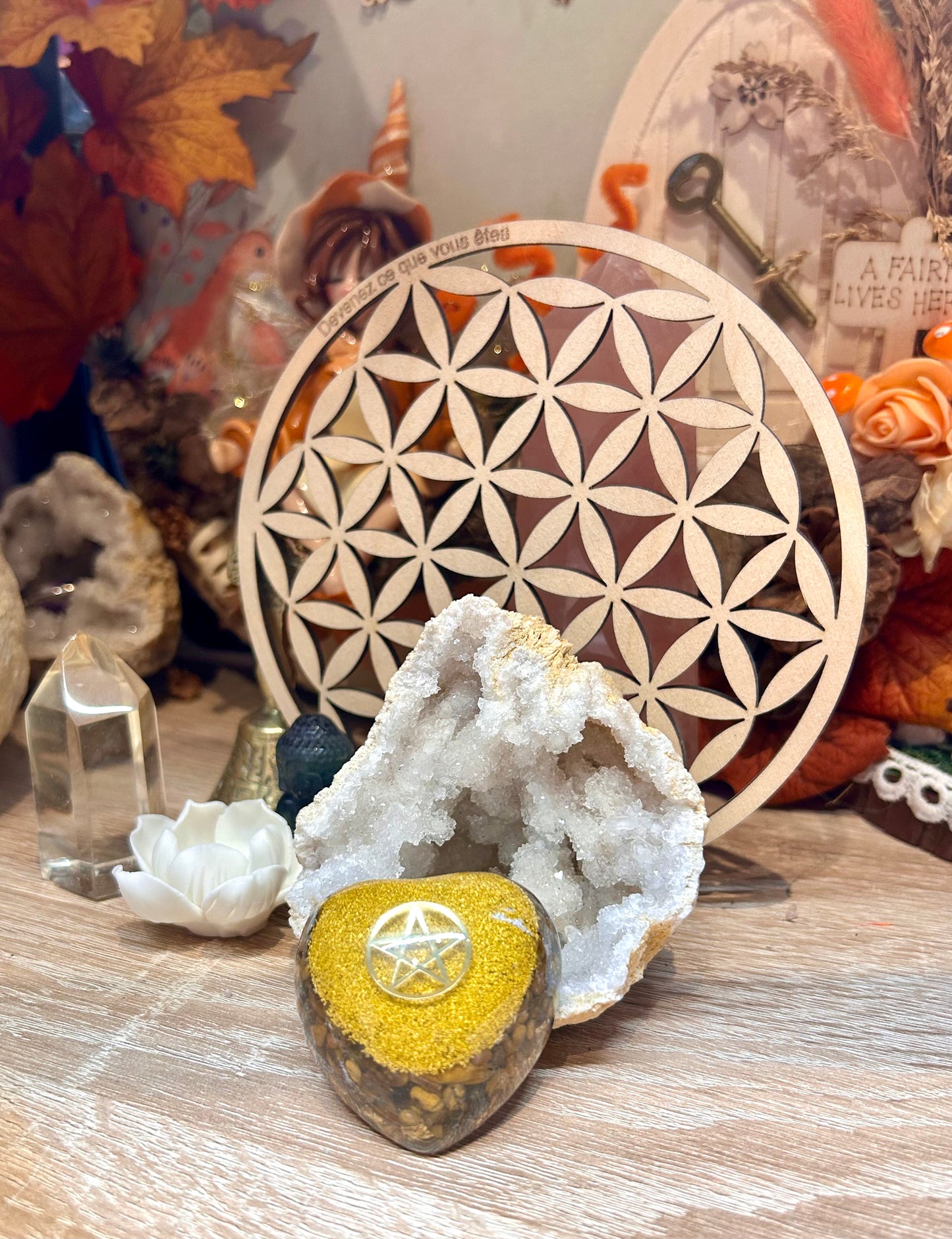 Orgonite en forme de cœur pentacle et œil de tigre