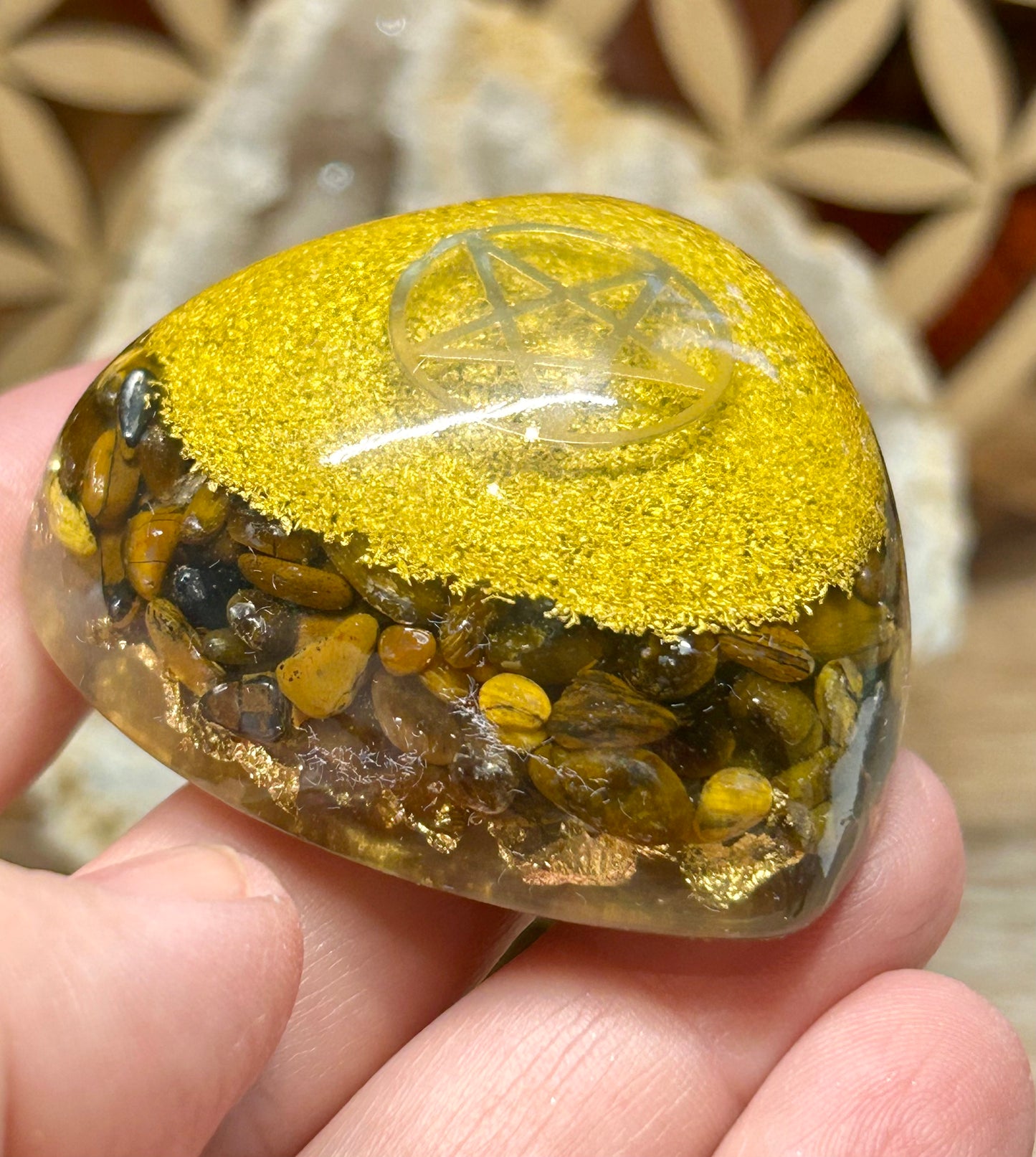 Orgonite en forme de cœur pentacle et œil de tigre