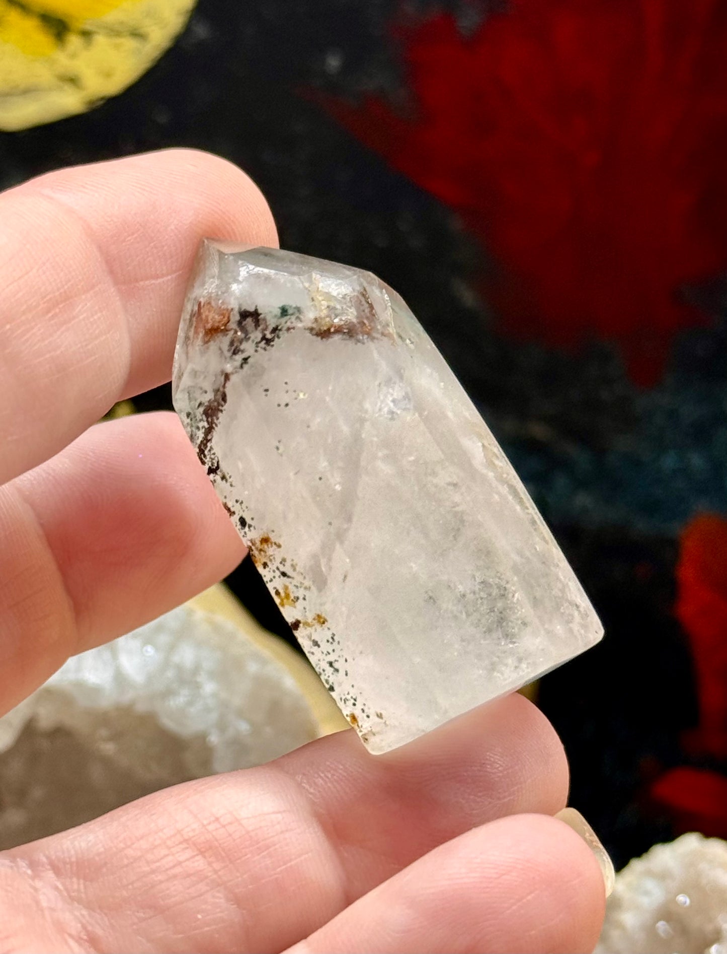 Pointe de quartz cristal avec inclusions