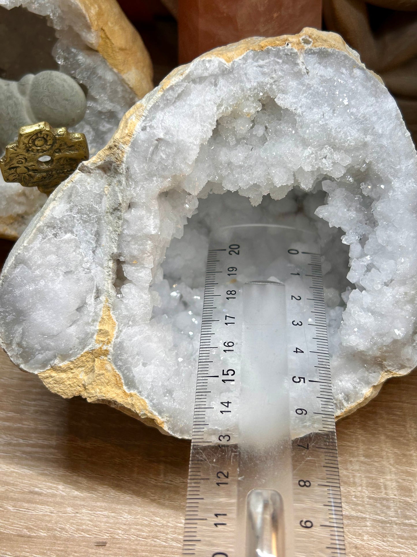 Demie géode de quartz blanc