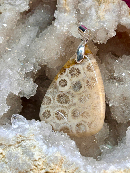 Pendentif de corail fossilisé