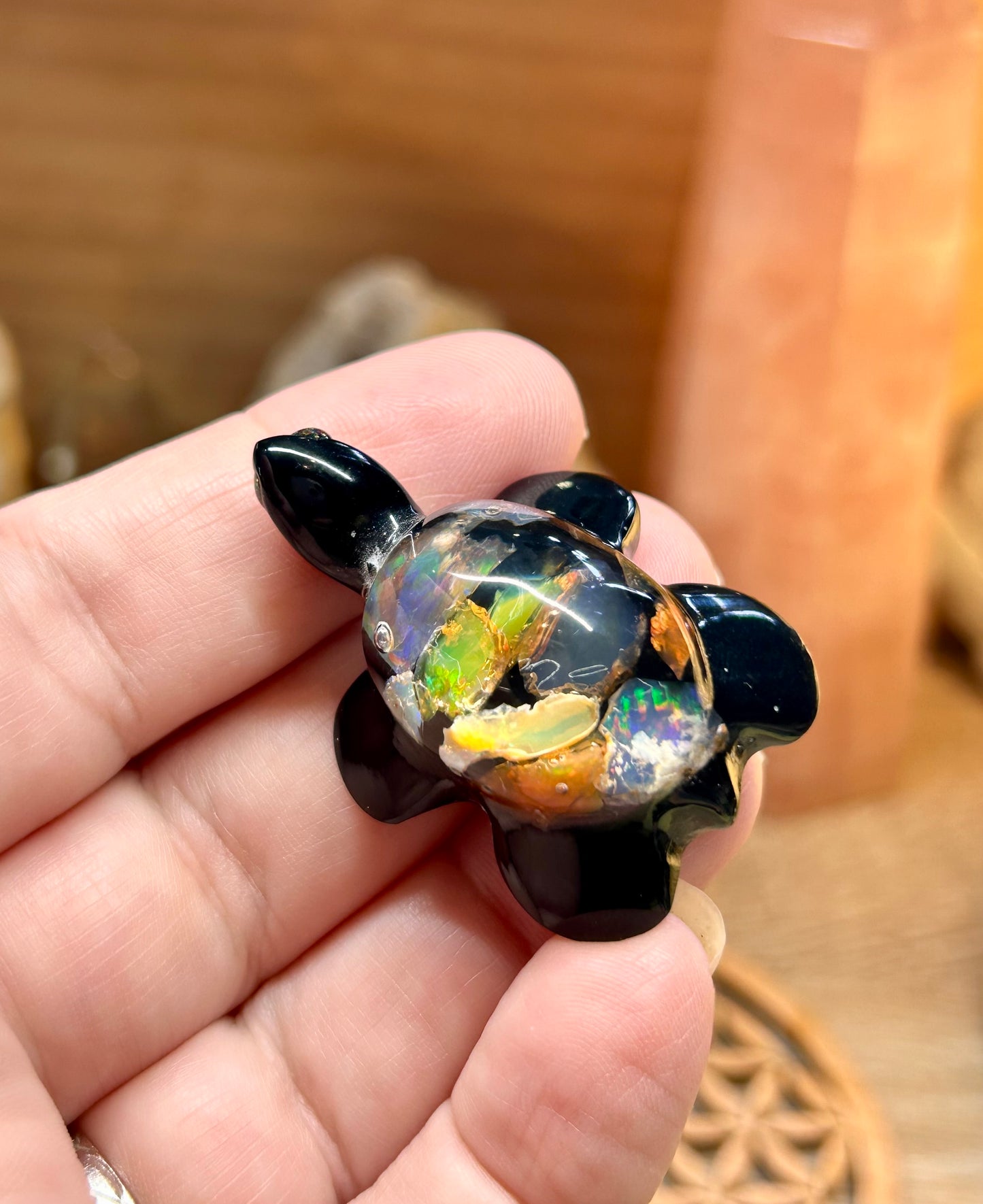 Pendentif tortue en résine et opale wello