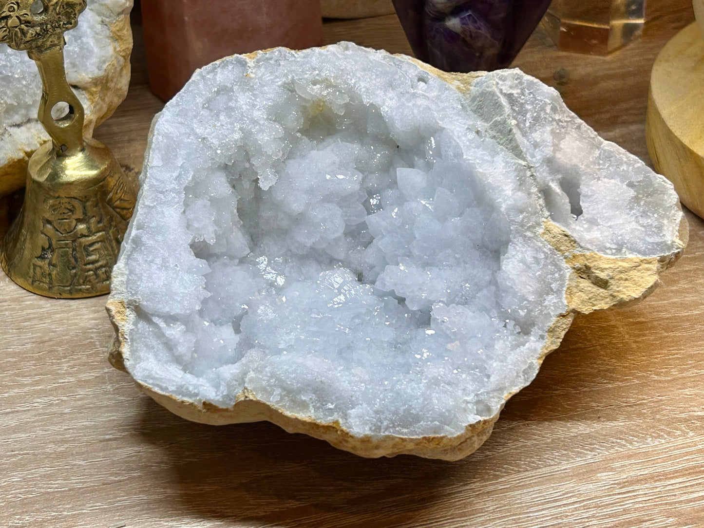 Demie géode de quartz cristal