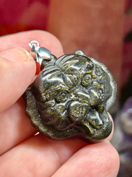 Pendentif en tête de lion en obsidienne dorée