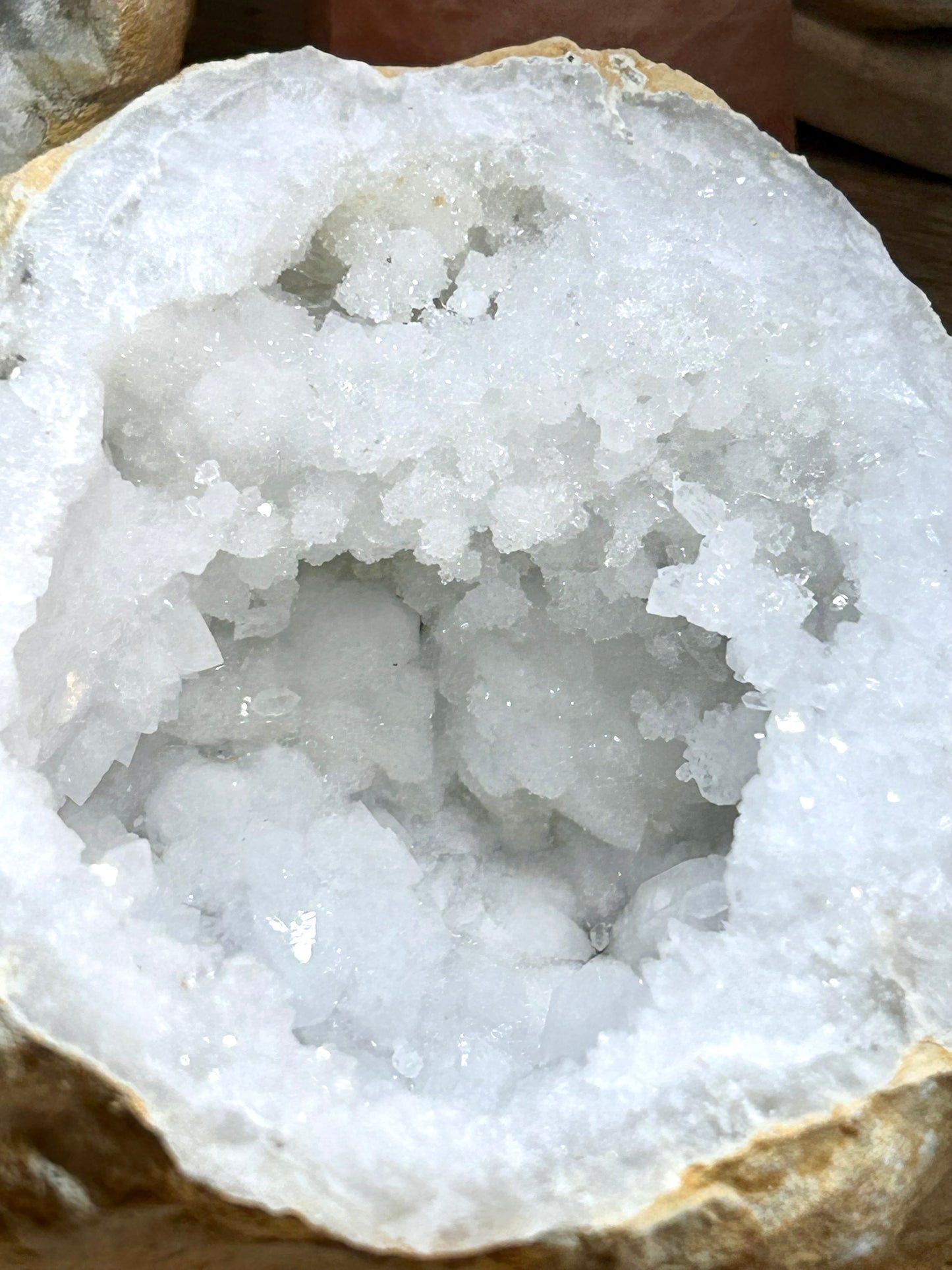 Demie géode de quartz blanc