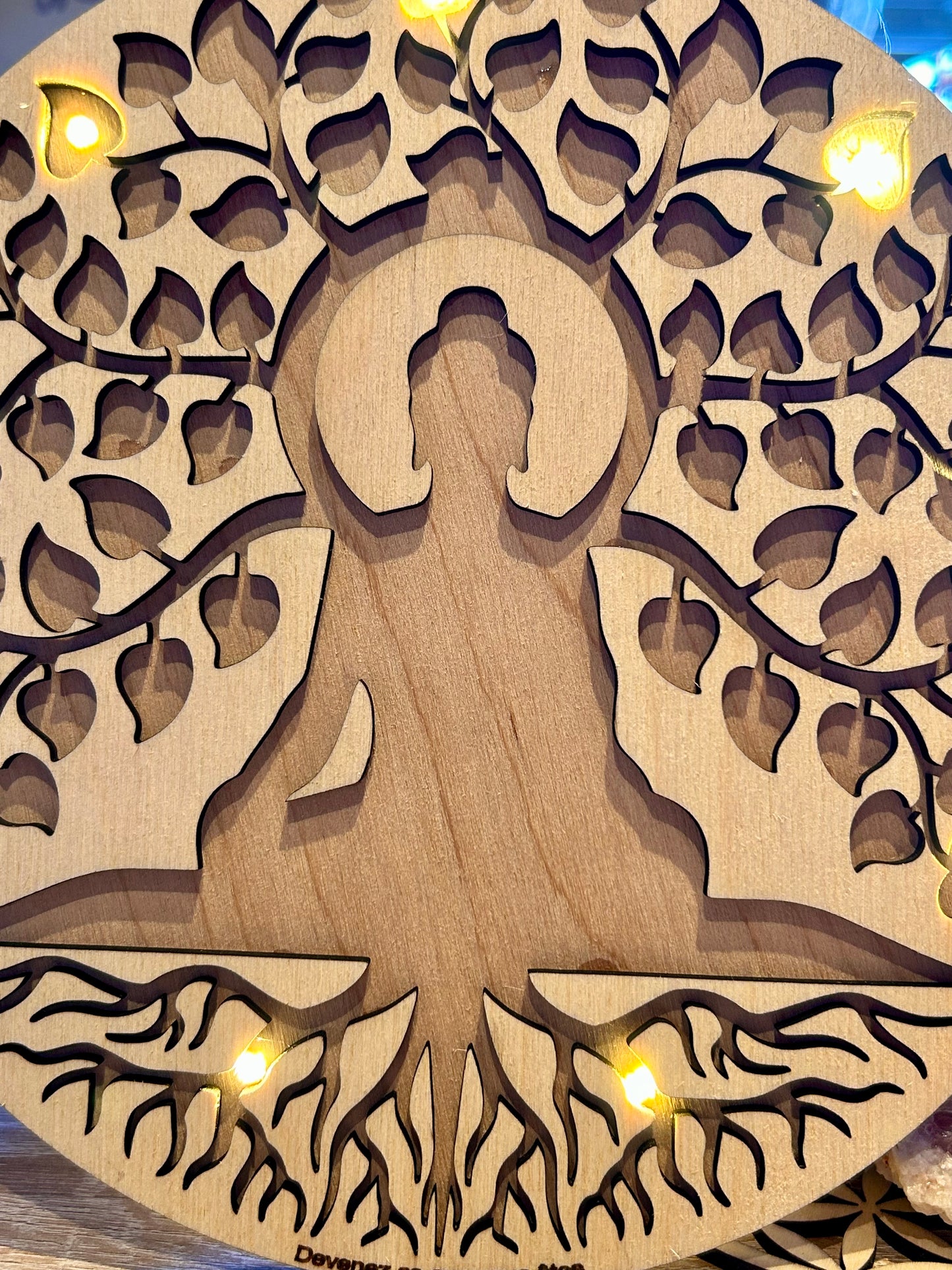 Bouddha assis au pied d’un arbre lumineux