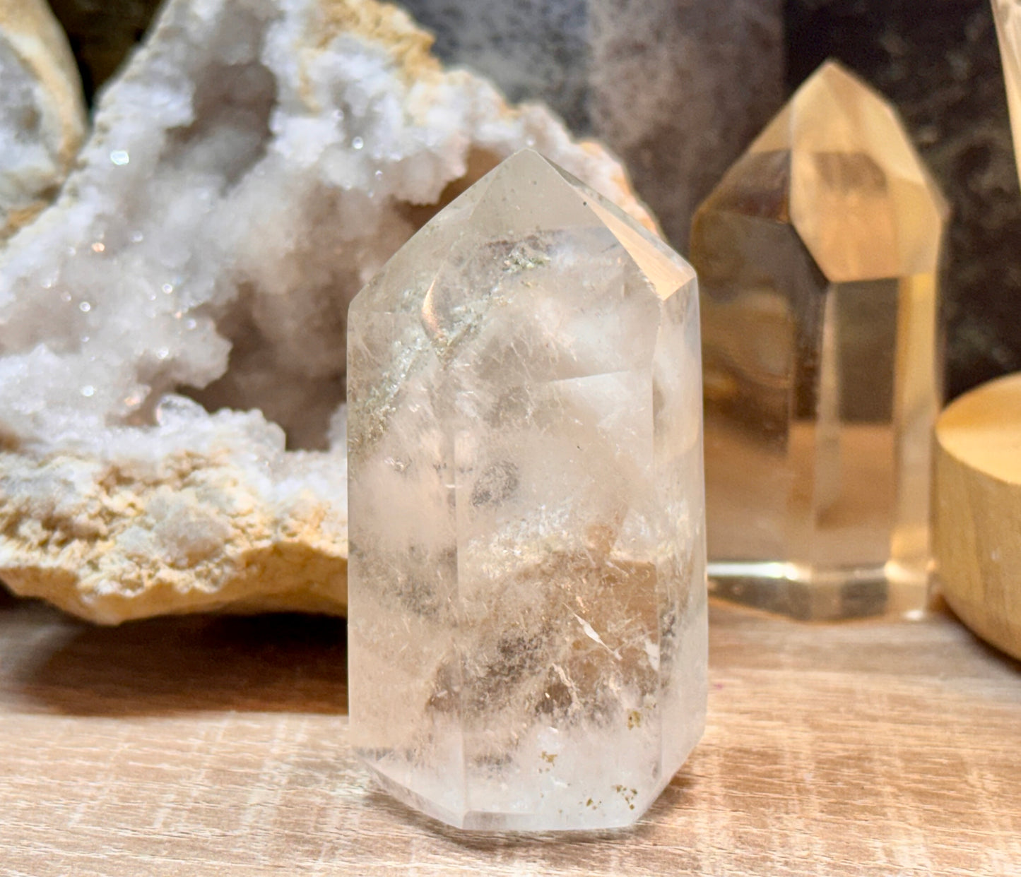 Pointe de quartz blanc avec inclusions