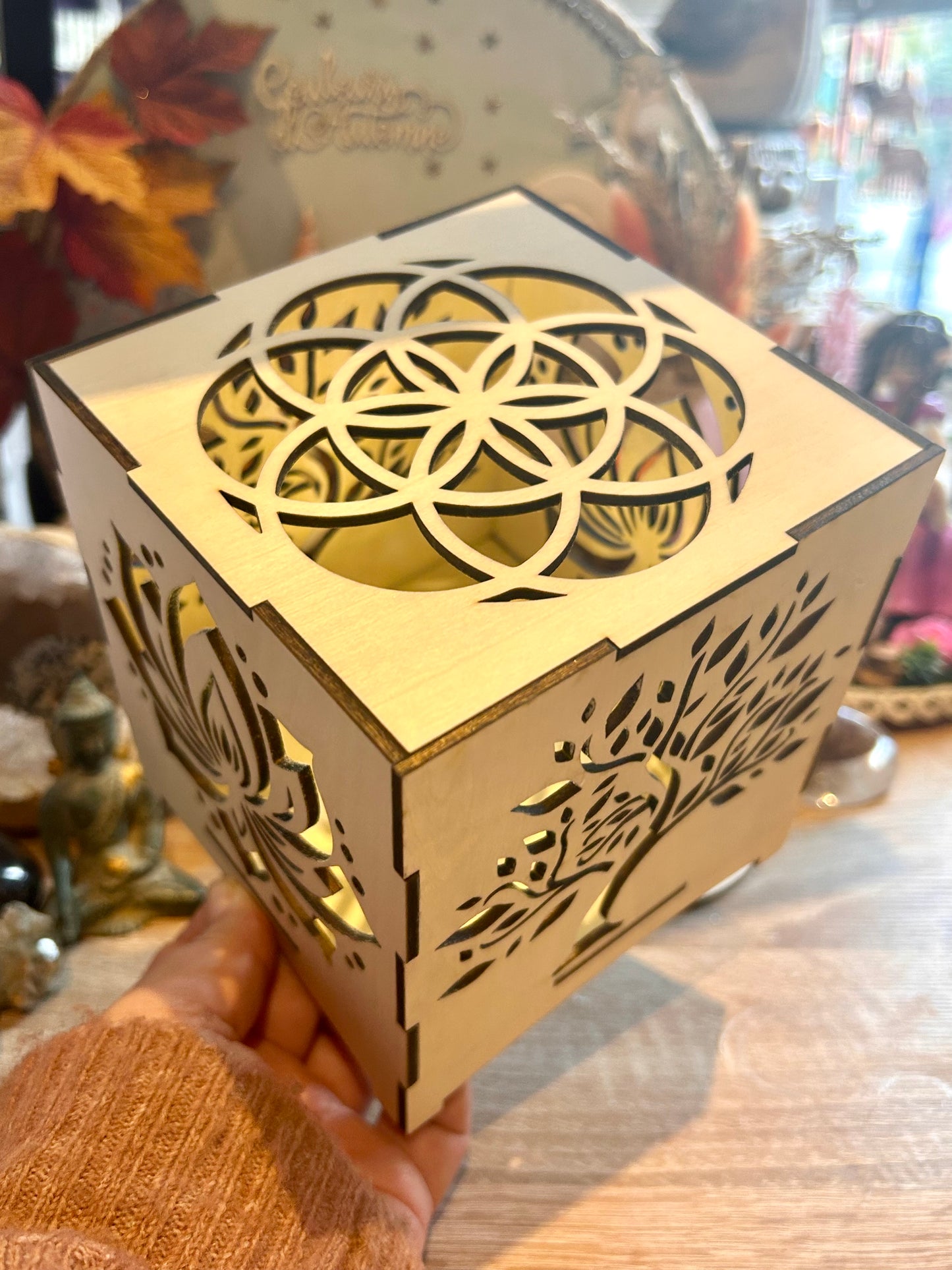 Cube lumineux en bois sculpté