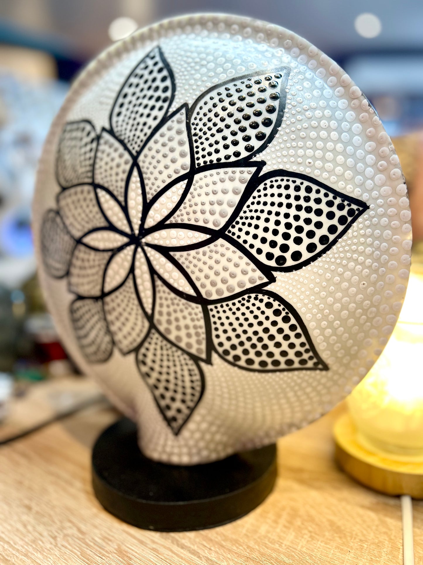 Lampe ronde mandala en résine