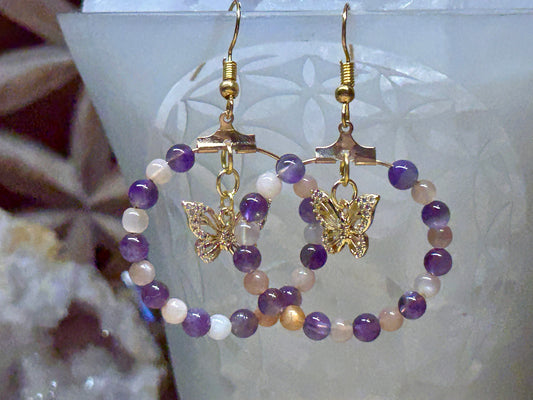 Paire de boucles d’oreilles dorées avec papillon