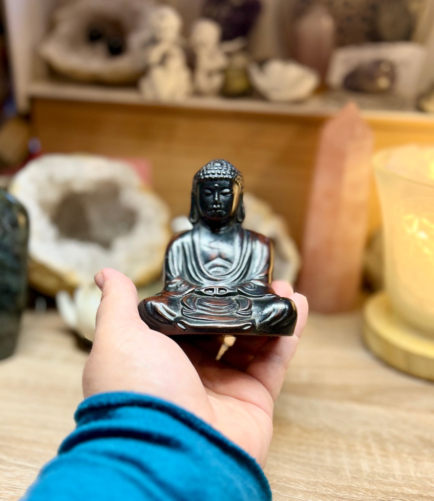 Bouddha en méditation en bois rouge