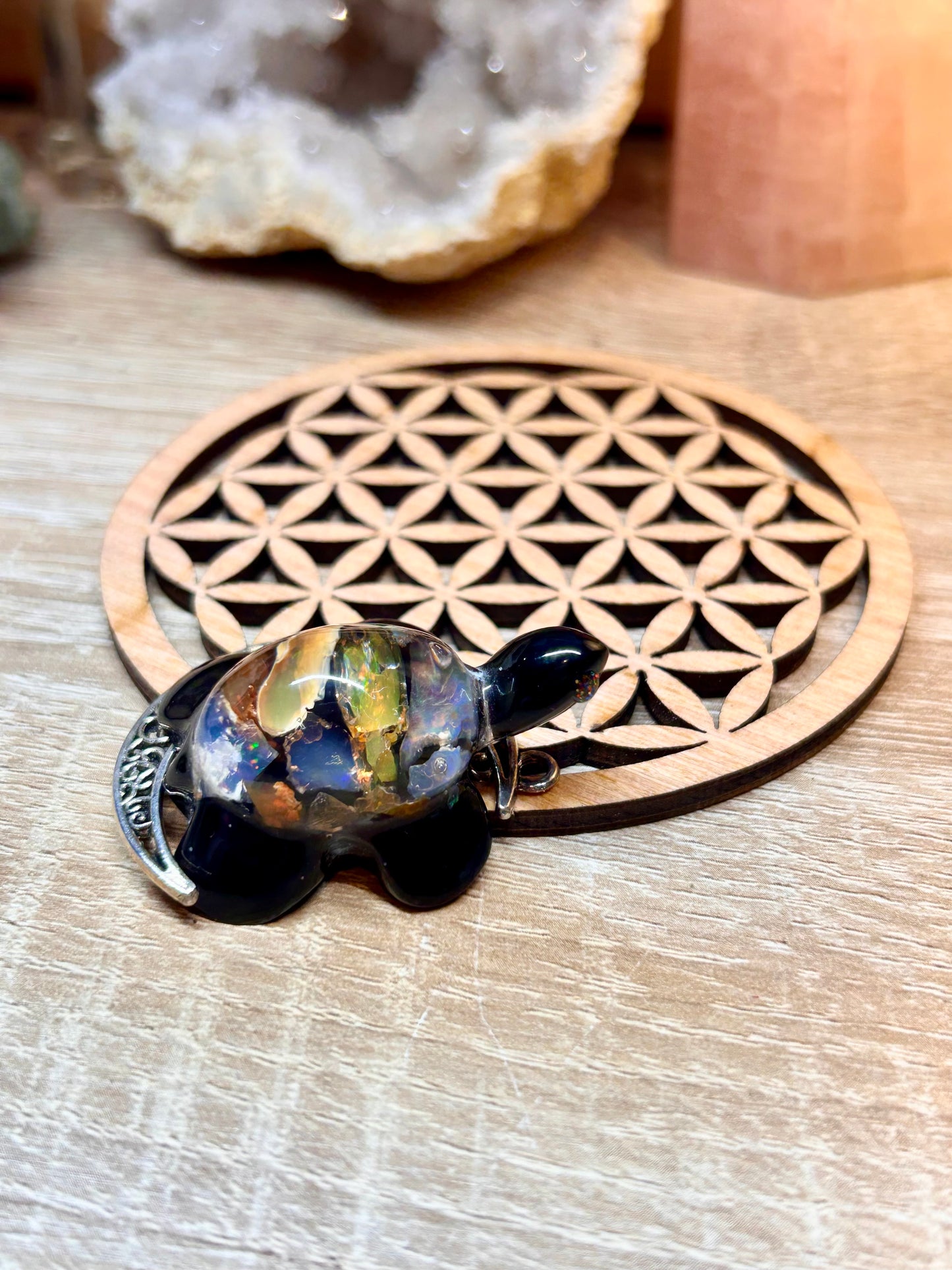 Pendentif tortue en résine et opale wello