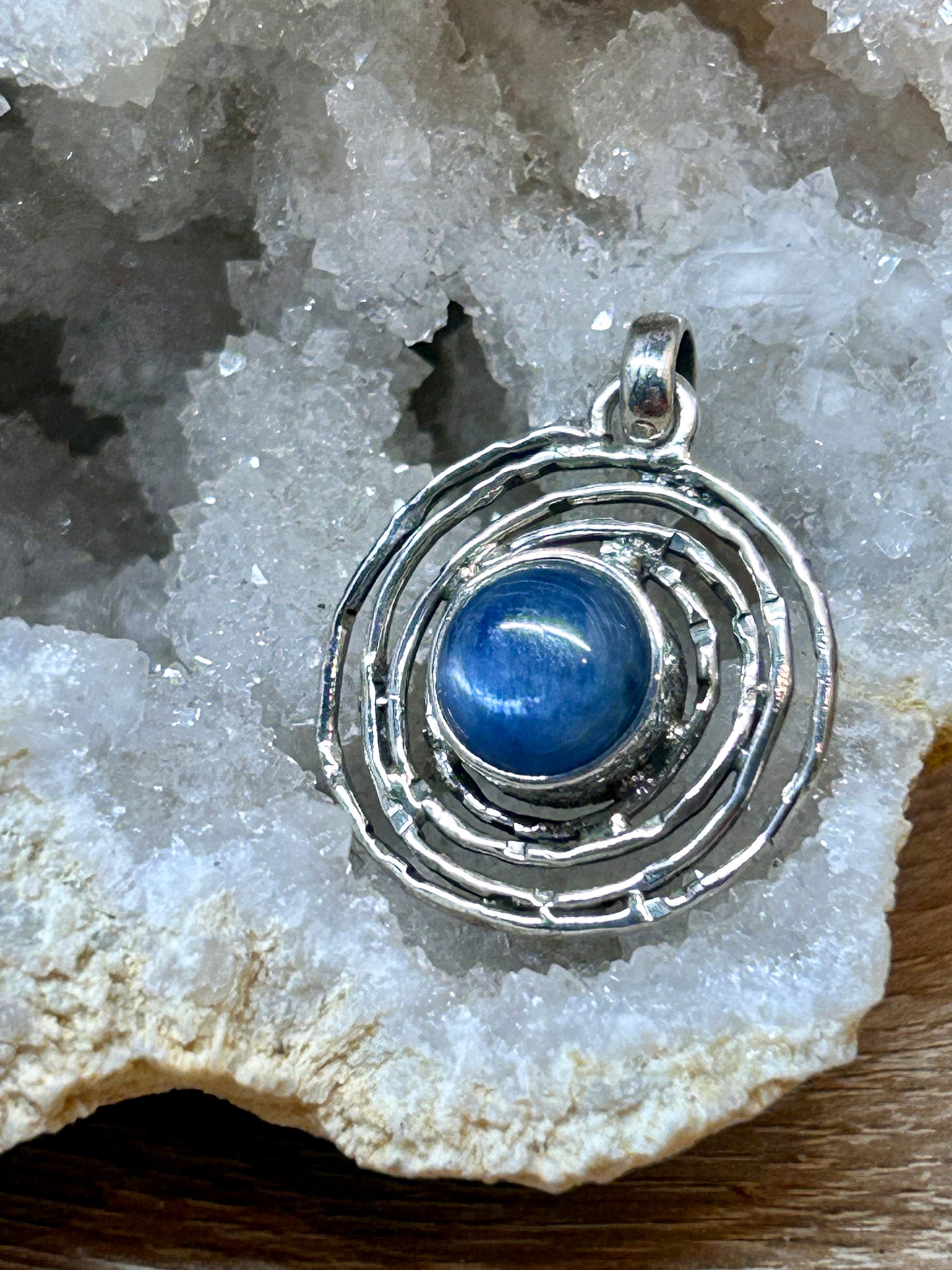 Pendentif cercle en argent et cyanite