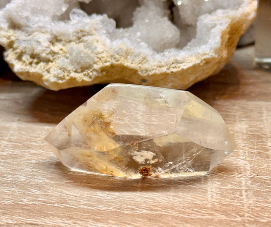 Pointe biterminée de quartz cristal avec inclusion