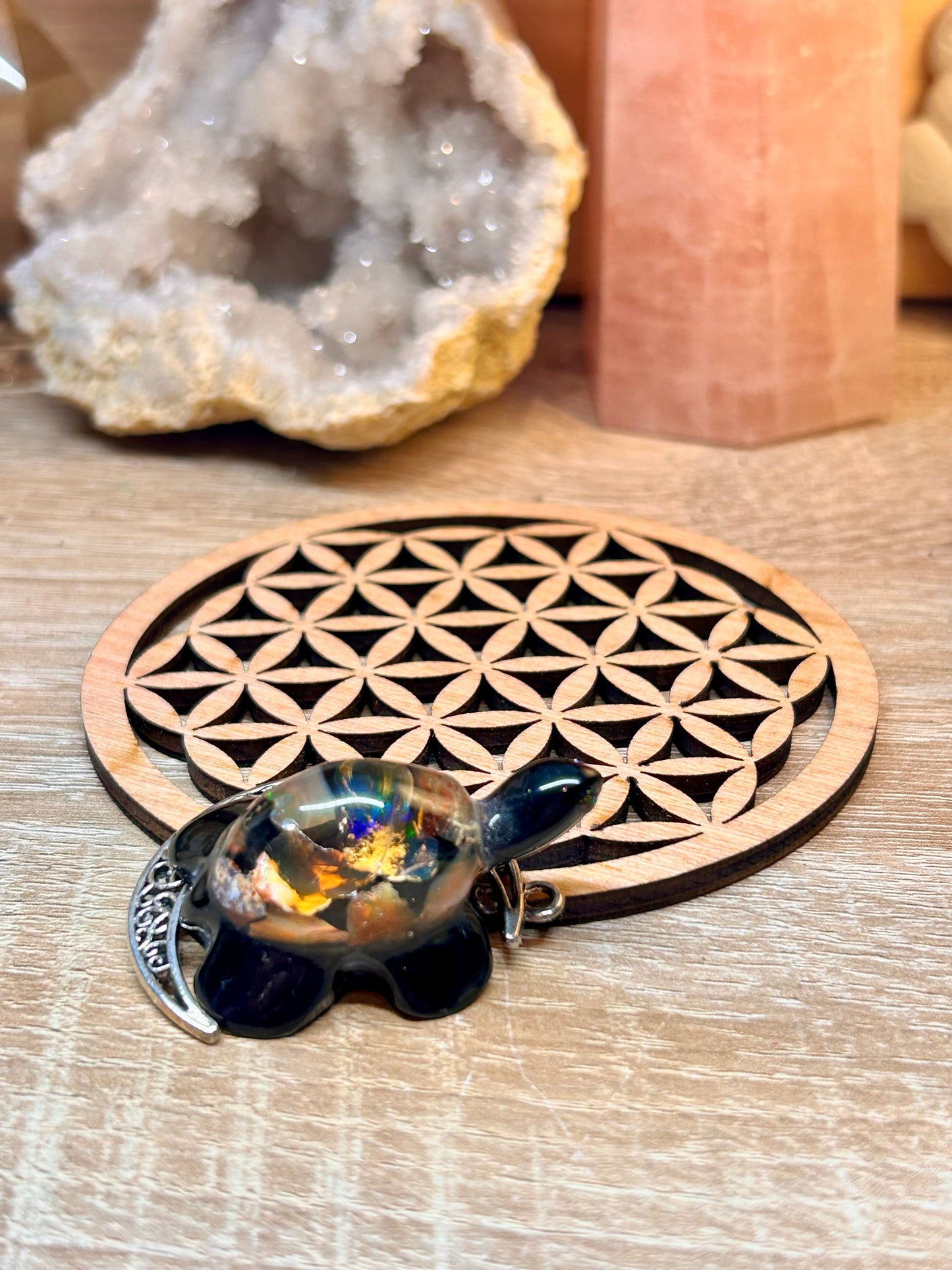 Pendentif tortue en résine et opale wello