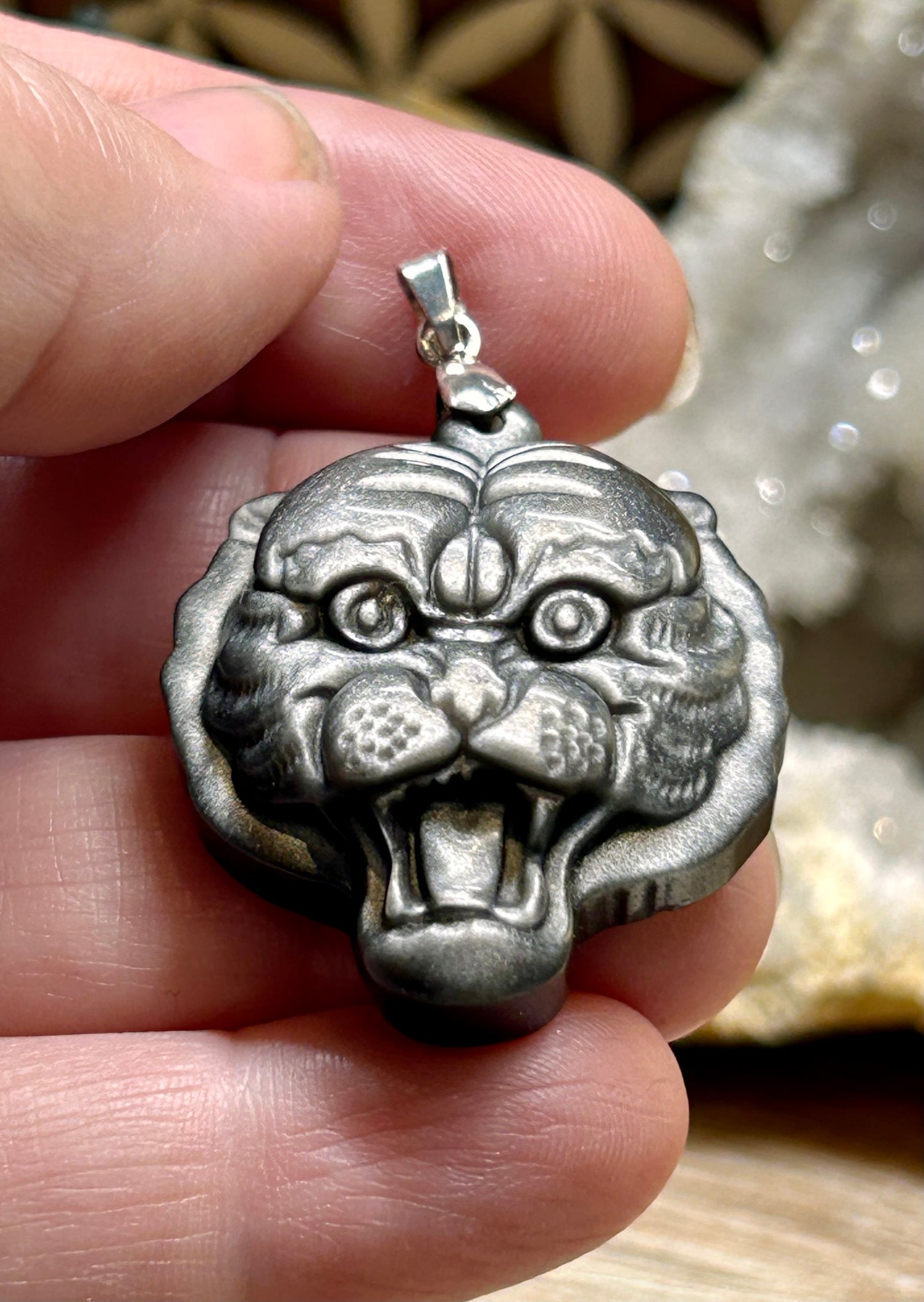 Pendentif tigre en obsidienne argentée