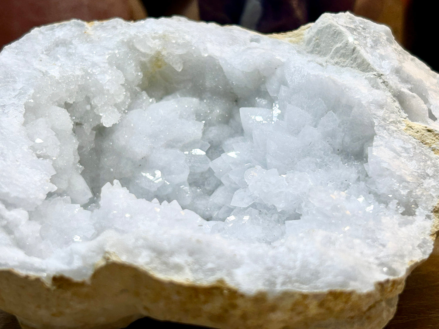 Demie géode de quartz cristal