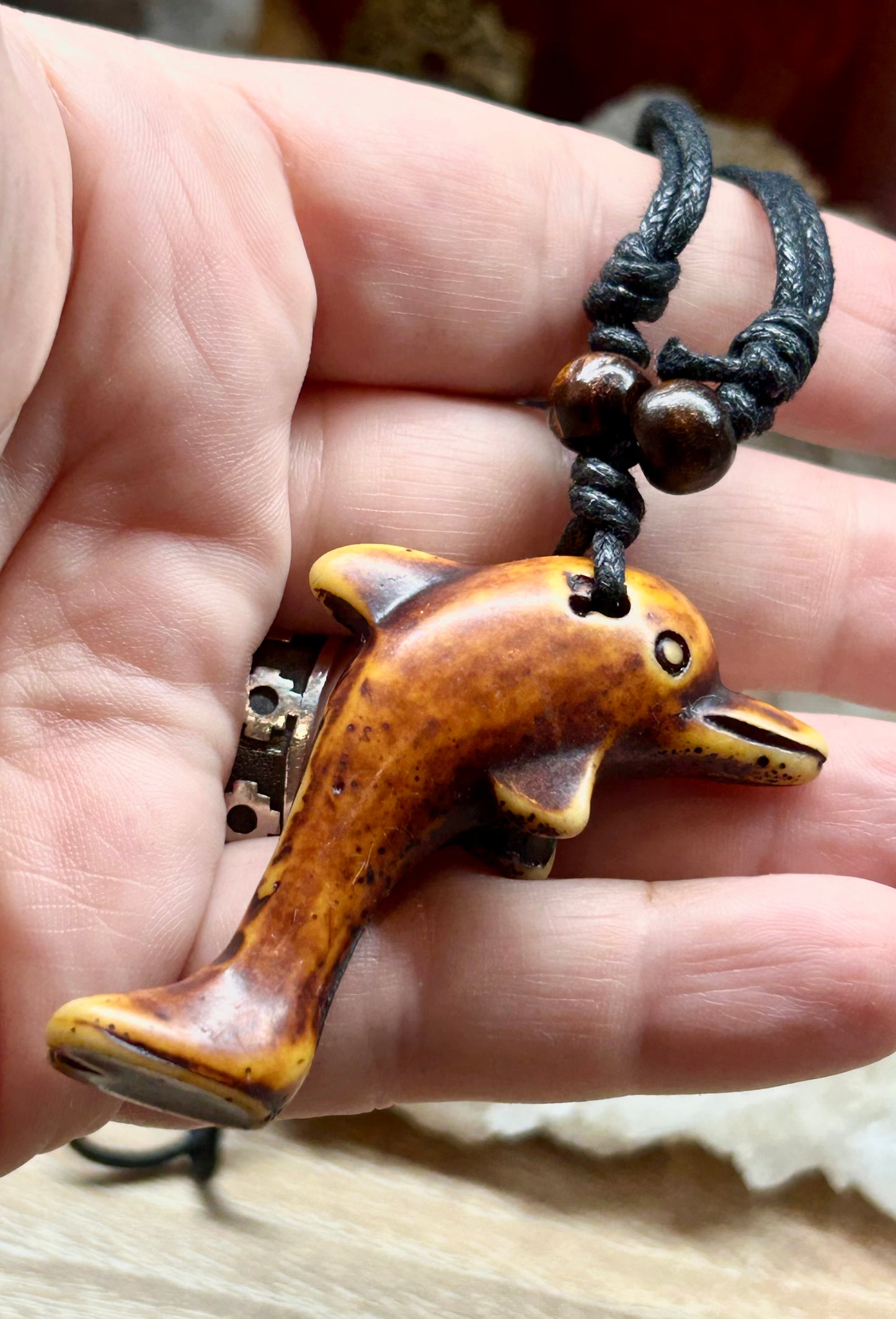 Collier animal en résine : le dauphin