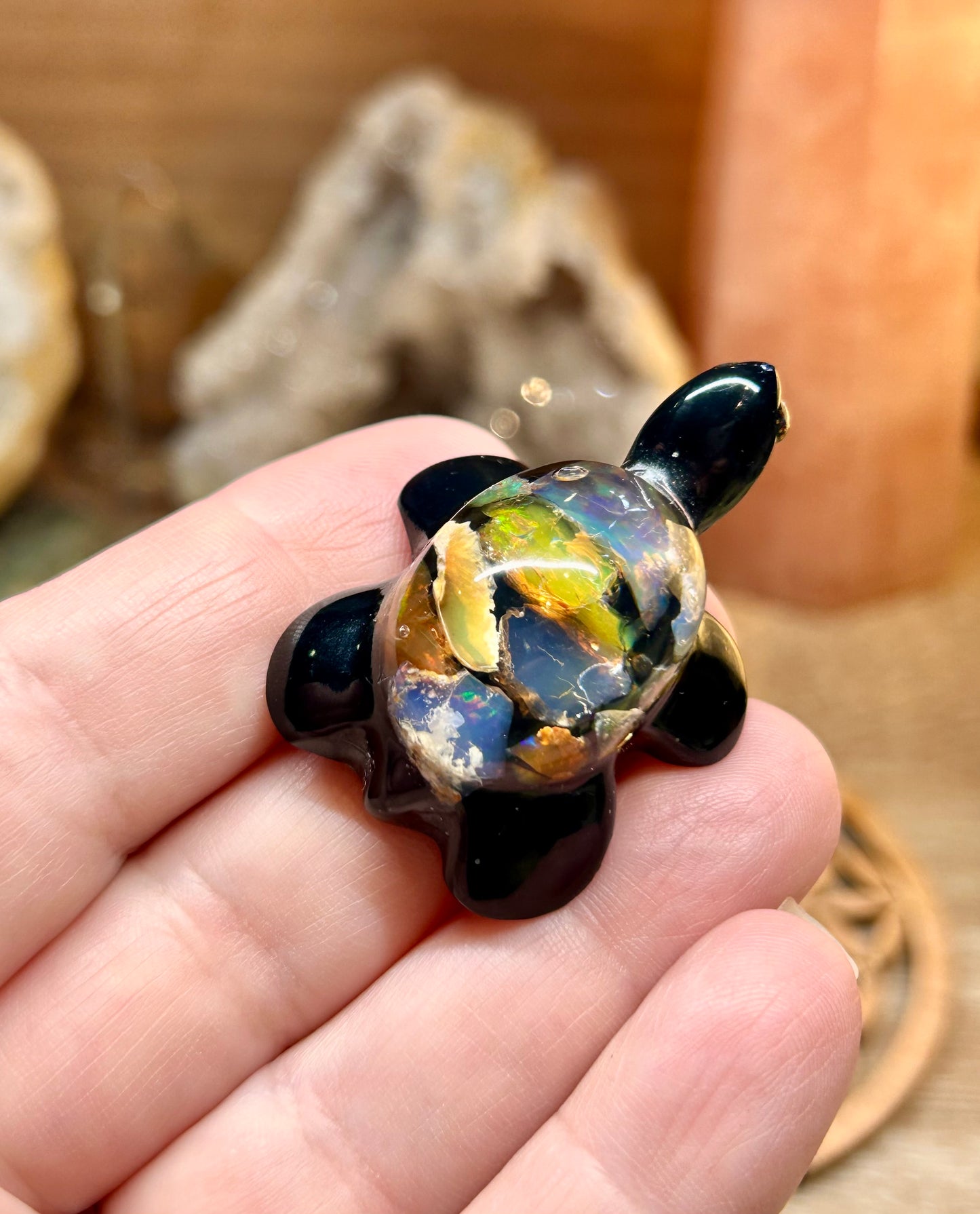 Pendentif tortue en résine et opale wello