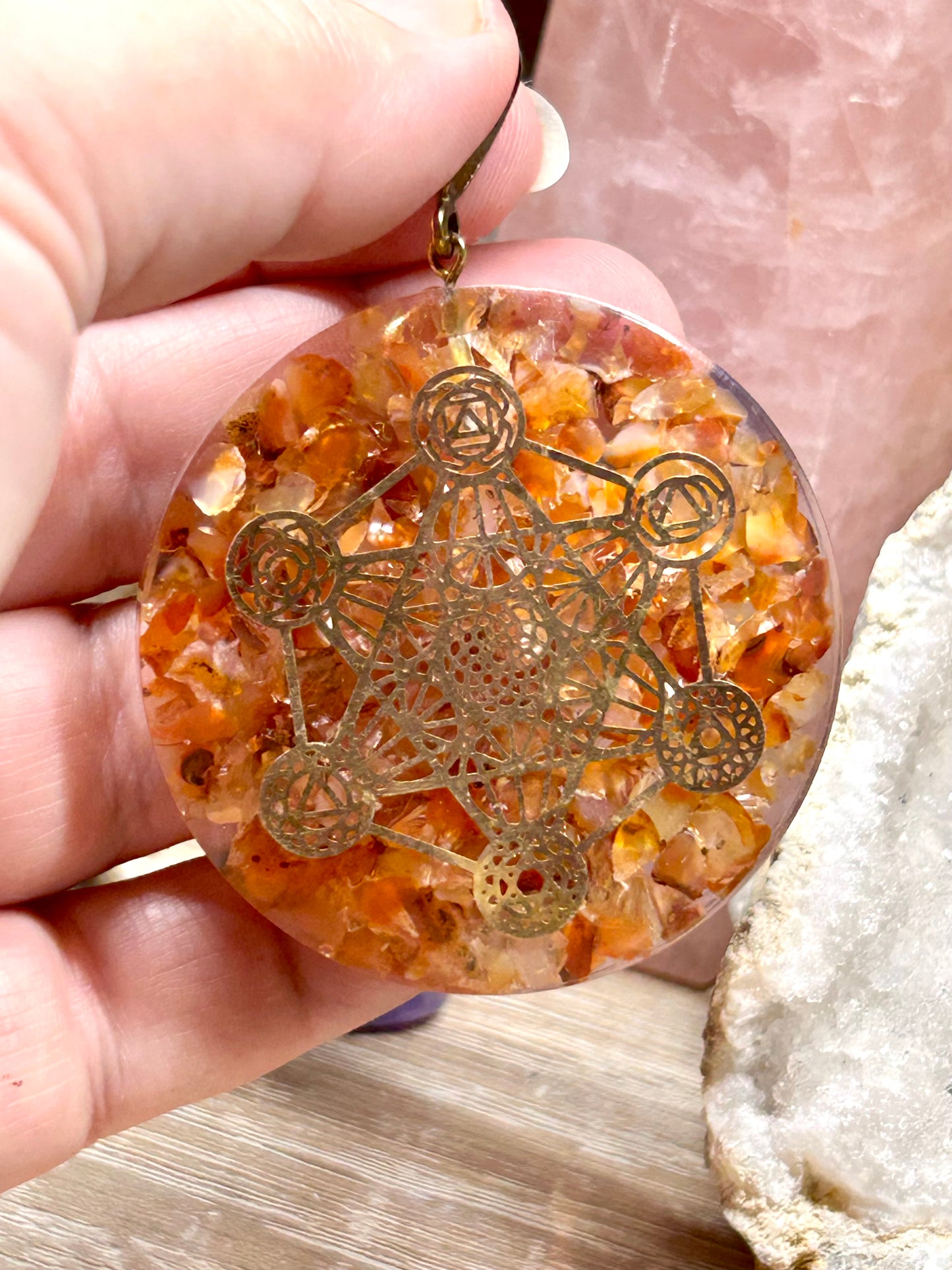 Pendentif orgonite cornaline et cube de Metatron