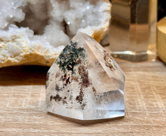 Pointe de quartz blanc avec inclusions