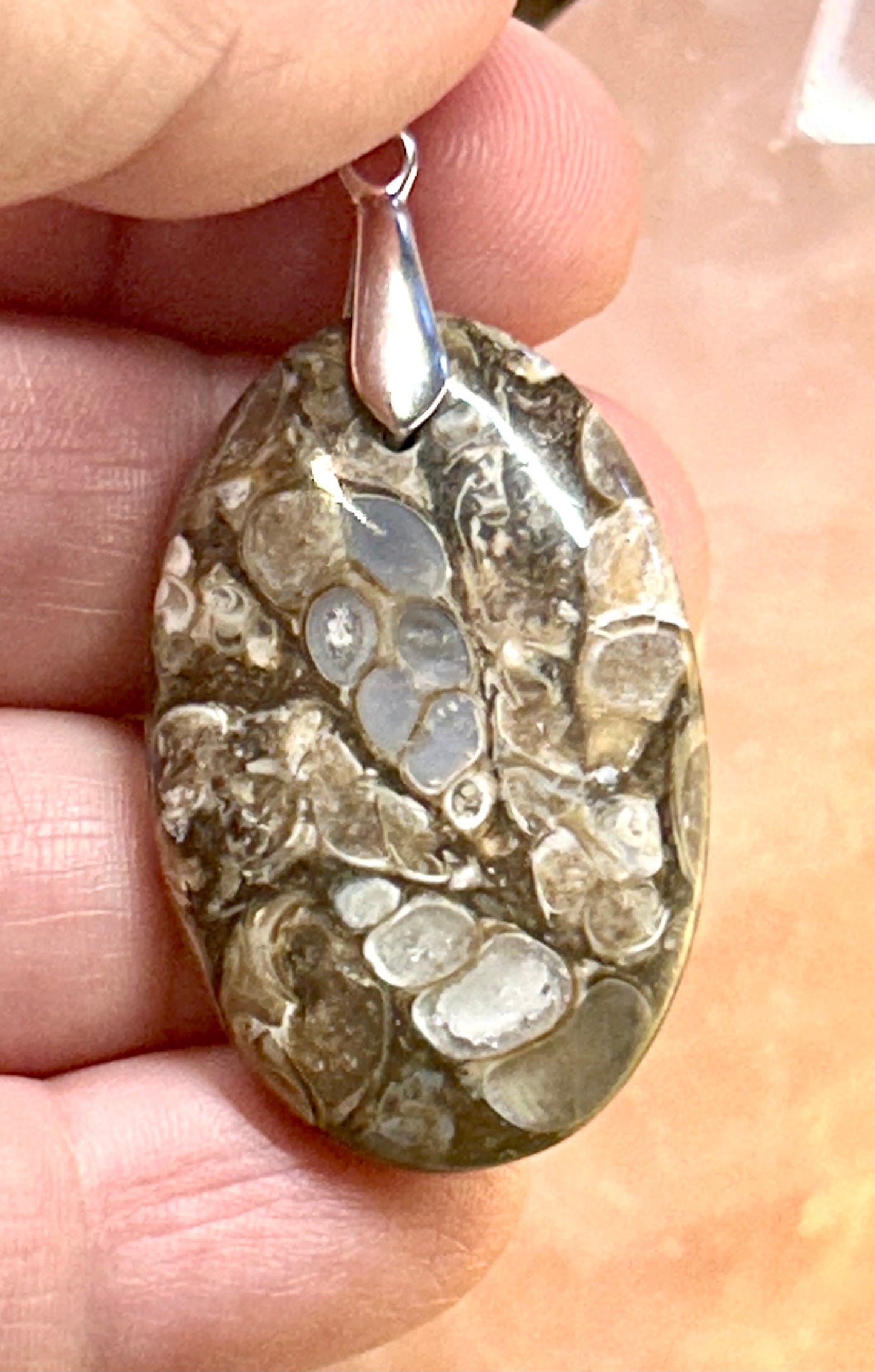 Pendentif de corail fossilisé