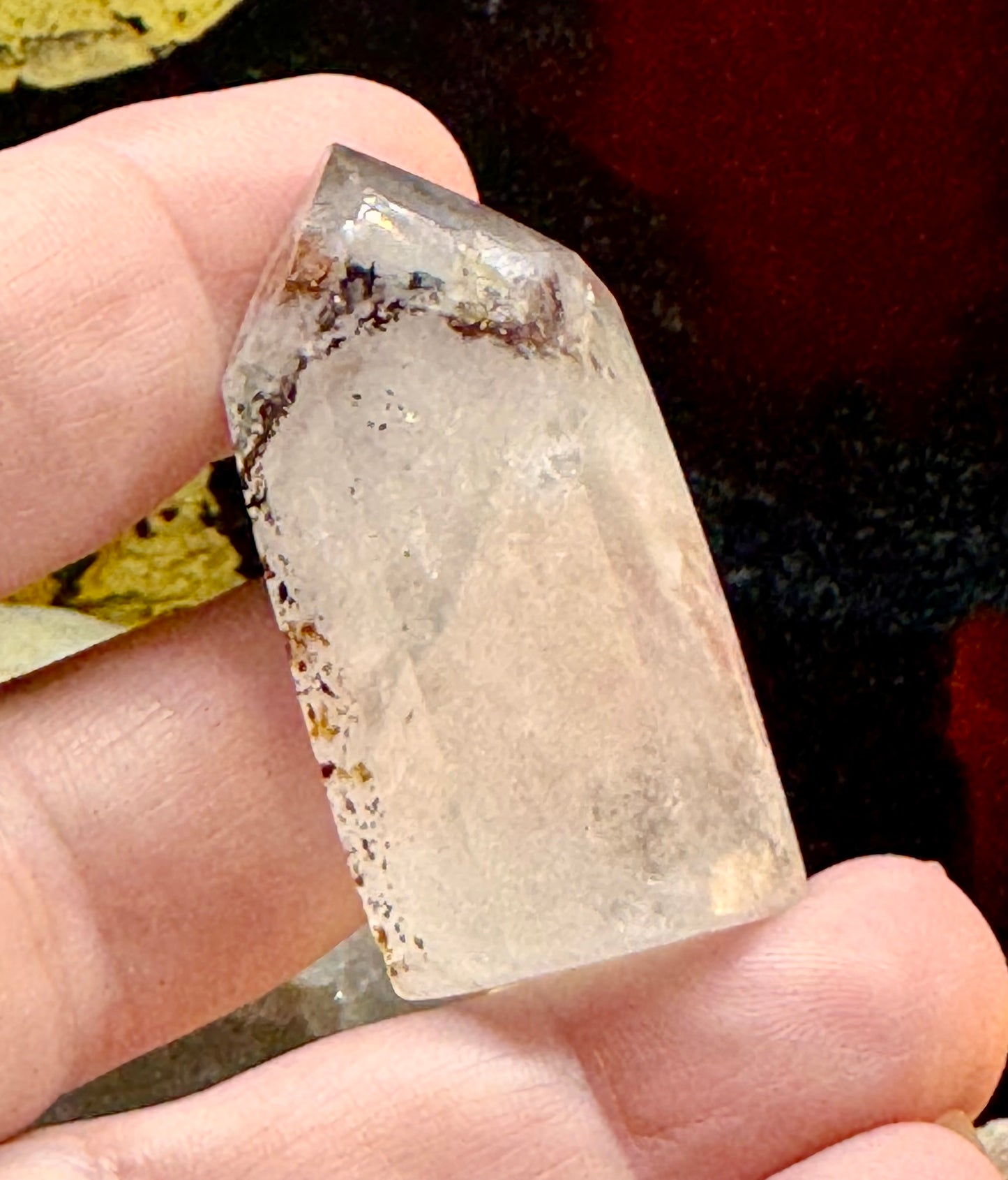 Pointe de quartz cristal avec inclusions