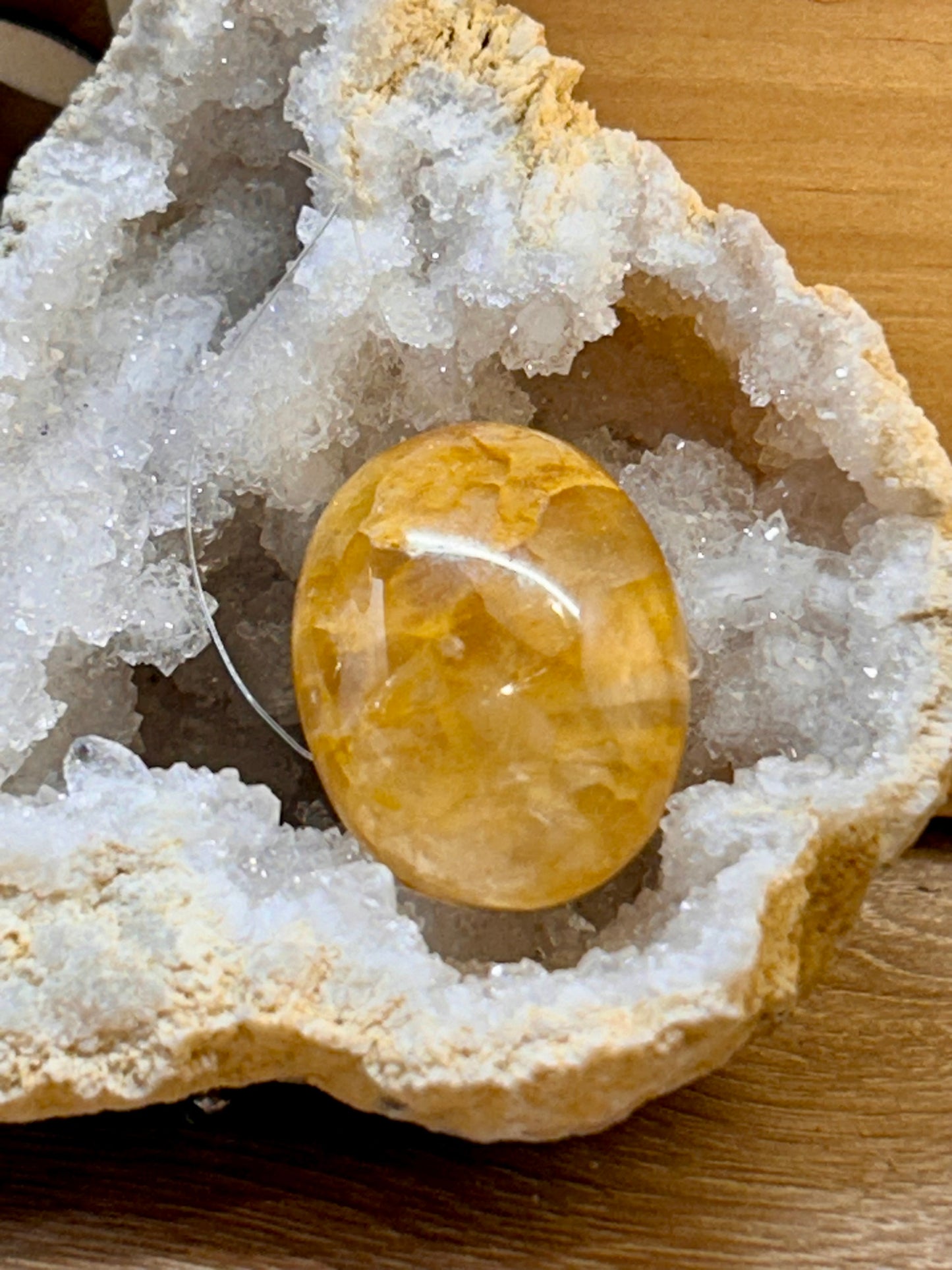 Pierre percée de quartz hématoïde jaune