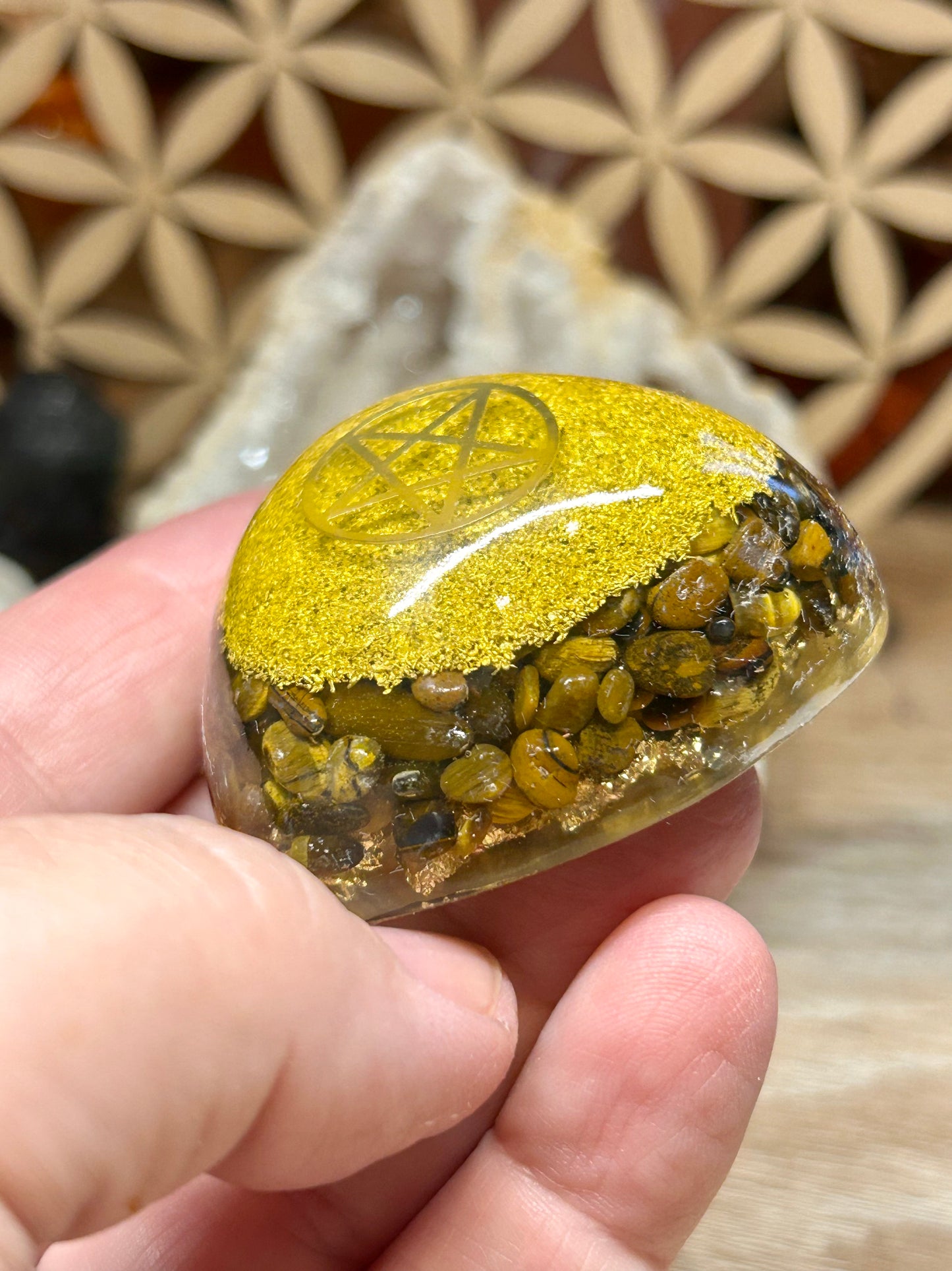 Orgonite en forme de cœur pentacle et œil de tigre