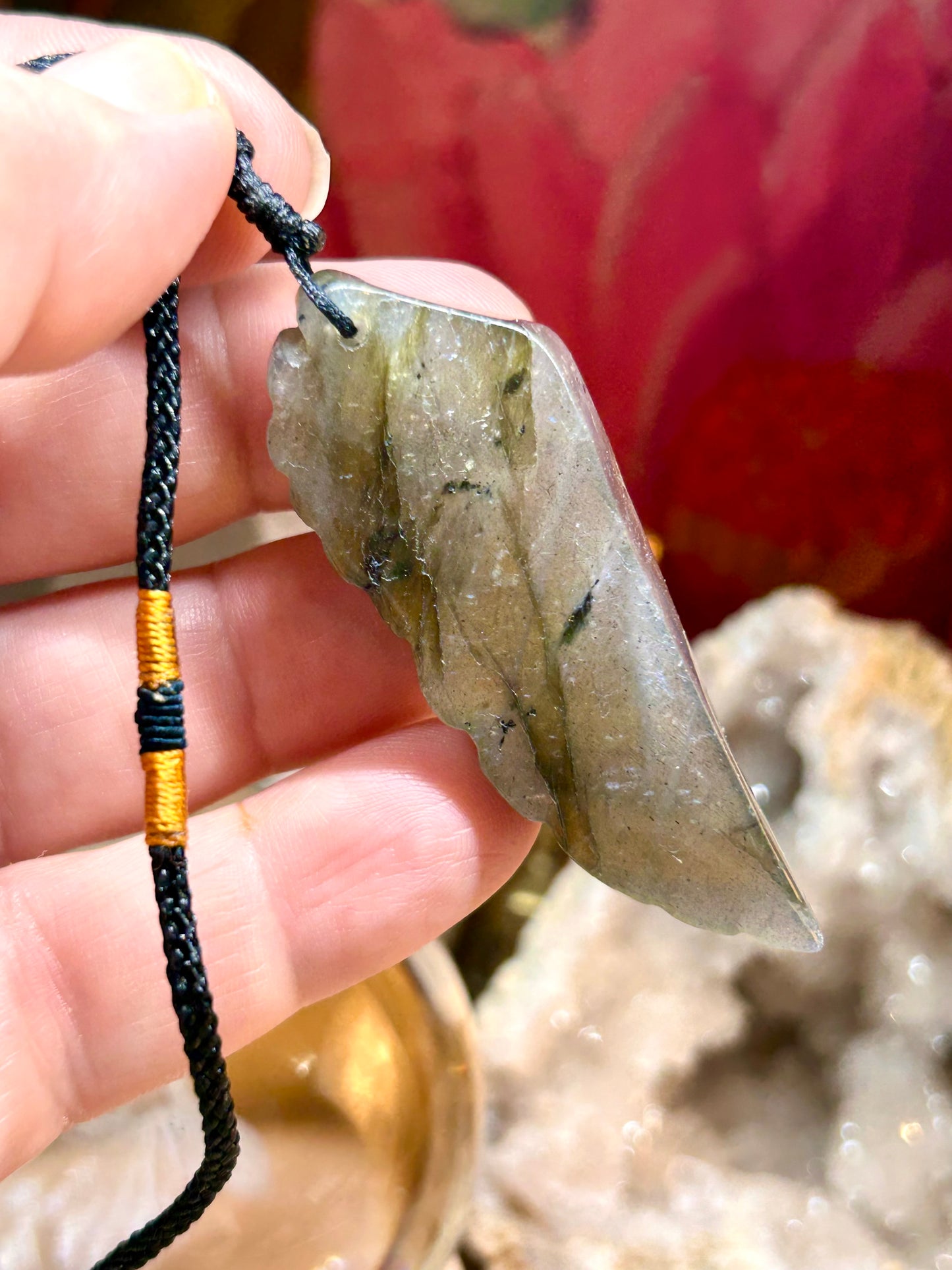 Aile d’ange en labradorite sur cordon ajustable