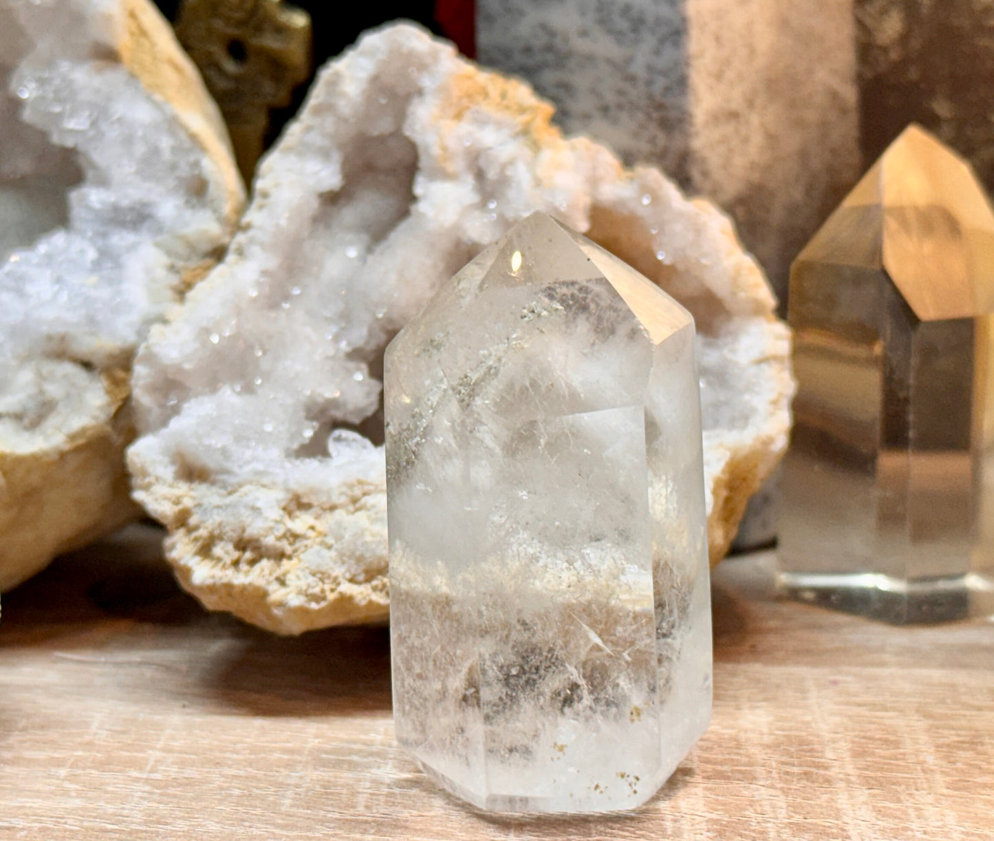 Pointe de quartz blanc avec inclusions