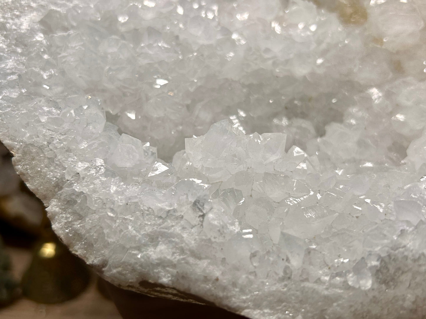 Grande demie géode de quartz cristal