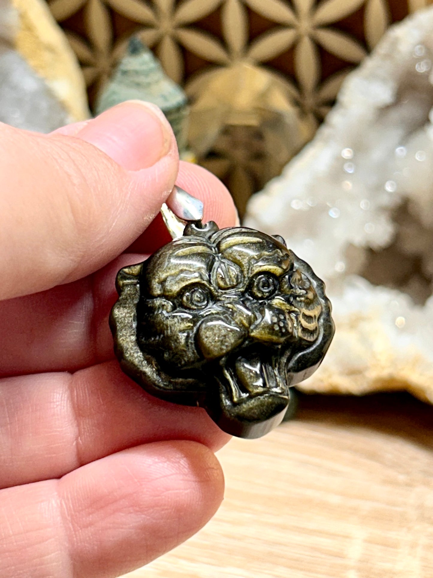 Pendentif tigre en obsidienne dorée