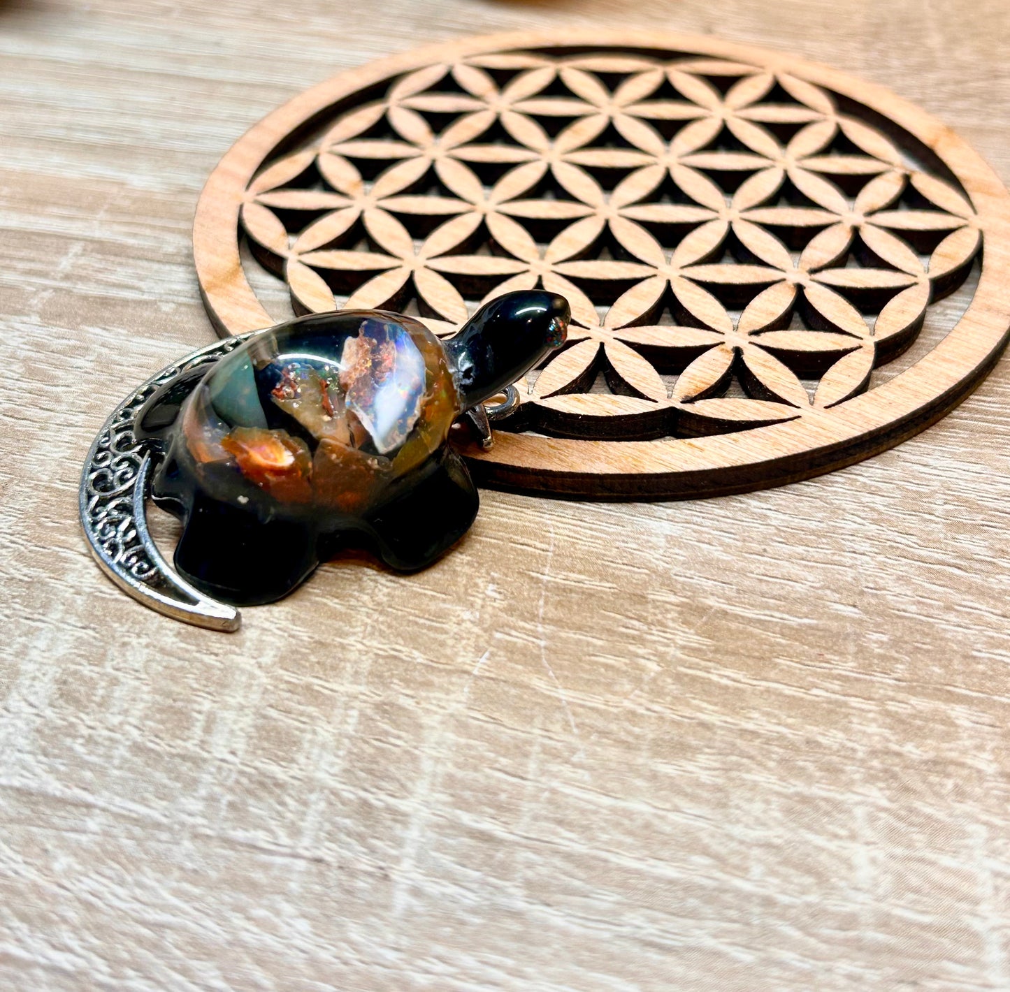 Pendentif tortue en résine et opale wello